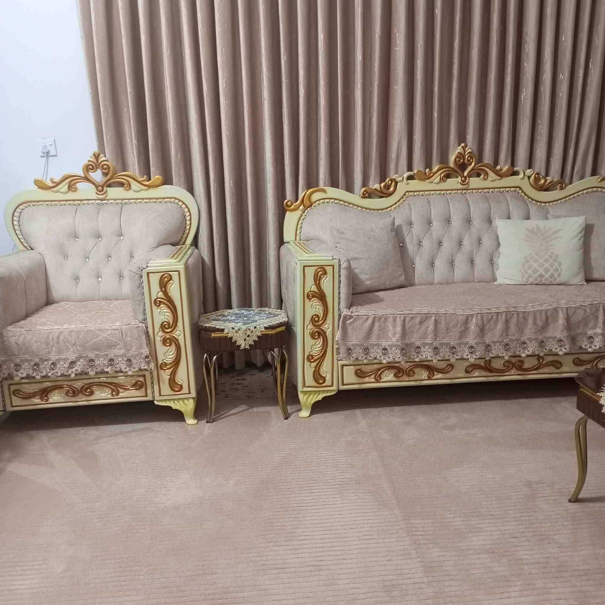 تخم 5 مقاعد استخدام جدا قليل مع طاولات للبيع رقمي ***********
