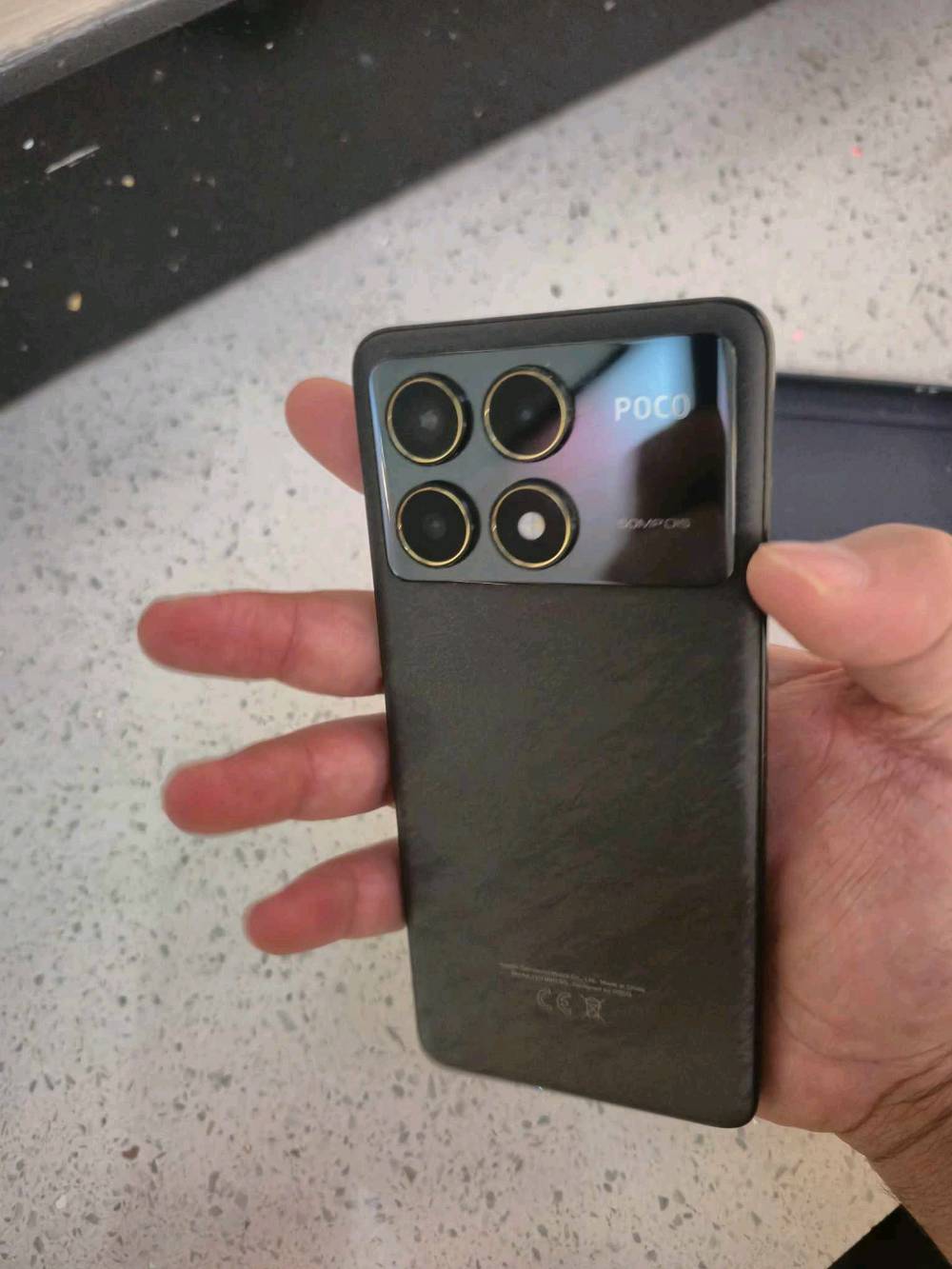   بوكو اف 6 برو ذاكرة 512.  السعر  425   التواصل ***********
ملحقات فقط شاحن الاصلي 120 واط