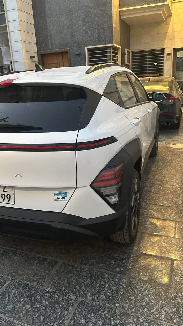 كونا 2024 SEL بلص
بجم كبس صندوك كبس
 
ممتازة وبسعر مميز فول مواصفات 
ماشية تقريبا  10 الف ميل فقط

 مواصفات السيارة:
 موديل 2024 – فئة SEL بلص
تختلف عن sel العادية بيها مواصفات  اكثر گيرها يكون 
تعليك و تكون دفع رباعي 4x4 مناسب لكل الطرق

محرك قوي واقتصادي بسعة 2000cc
 گير أوتوماتيك CVT يمنحك قيادة سلسة واقتصادية
 رادارات أمان متطورة تمنحك قيادة آمنة ومريحة
 تشغيل عن بعد – شغلها بضغطة زر
 كشنات كهربائية مريحة مصممة لراحة السائق والراكب
 ستيرن رياضي متعدد الوظائف مع تحكم كامل بالميديا والسرعة

 تكنولوجيا حديثة:
 شاشة لمس كبيرة مع نظام Apple CarPlay & Android Auto
 كاميرات 
وحساسات 360 درجة لمراقبة كل زوايا السيارة
‏ حساسات أمامية وخلفية تساعد في الركن بكل سهولة
 نظام صوتي مميز مع نقاء عالي

الحادث بابين مبدلات تفصيخ اصلي نفس لون والجاملغ الامامي اليمين شبر صبغ 
وطخة بسيطة بالتكمة  يم المراية اليمين 
الجاملغ الخلفي تعديل قليل كلش ع بارد بدون صبغ 

ايرباك بردة وكشن امامي فقط مصلحة تصليح كامل وراجعة سستم 

حادث كلش حلو وسطحي 
سيارة كاملة ومرقمة  100/100
تاخذها وتطلع

السعر 175$
المكان بغداد حي جامعة 
للاتصال 
***********
