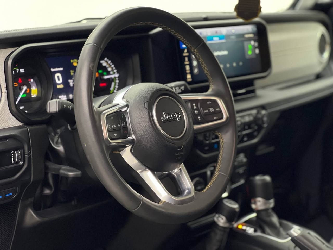 Jeep Wrangler 2024 4XE 
جيب رانجلر ٢٠٢٤ 4xe 

مواصفات Sahara فول و لون كلش حلو 😍

مكينة ٤ سلندر حجم ٢.٠ لتر توربو هايبريد 
ماشية 30,000 ميل و بحالة جداً ممتازة 

ضرر السيارة جاملغ امامي و جاملغ خلفي و باب سايق مبدل شركة  بس ايرباك تكمة طاك مرجع سستم  
السيارة كلش حلوة و نظيفة 

السيارة رقم كاتي تترقم شمالي 
مكفولة من كير و محرك و كهربائيات

و ب سعر(310$) ورقة و بيها مجال

مكان السيارة

دهوك -معرض ارشف R-Shev
رقم51 من معارض التيرمينال 

***********
*********** دهوك, العراق
