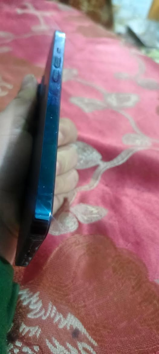 آيفون 12 برو ماكس مبدل شاشه وبطاريا سعر ٢٧٠ وبي مجال قليل شرق اوسط الموبايل *********** بدون ملحقات بيع او مراوس الزبير
