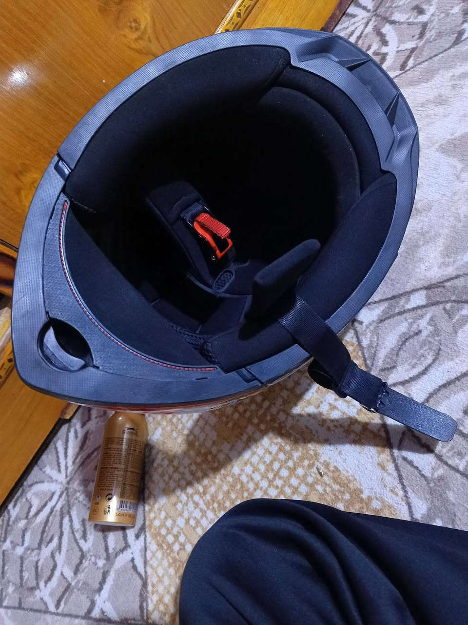 سلام عليكم خوذه رياضي موشم للبيع بيها وضع ليل ونهاري يعني نضارات شمسيه ونضارات طبيعيه سعرها 60وبيها مجال ماموجود ماسنجر وهاذه رقمي ***********بي واتساب واتصال
