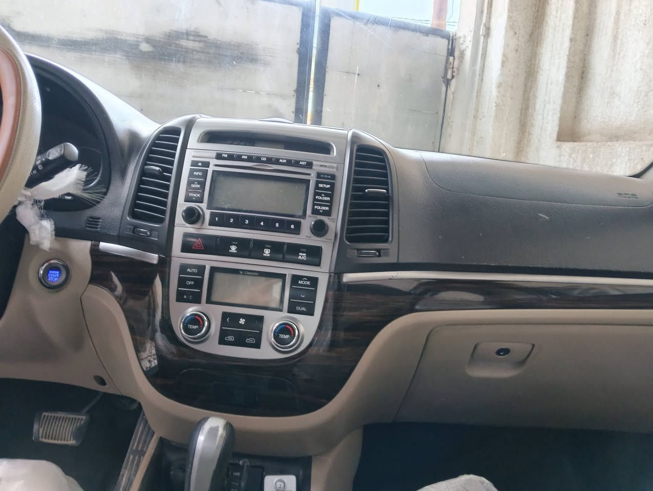 السلام عليكم
سنتافي 2011فول مواصفات 
6سلندر .بصمه .فتحه .حساسات .7راكب .وبعد مواصفات رقم بغداد دولي بسمي سونار بيها باب وجاملغ وشويه جوه اليده مال باب السايق 
ب130وبيها مجال واعتذر عن الاطاله 
رقمي ***********كربلاء
