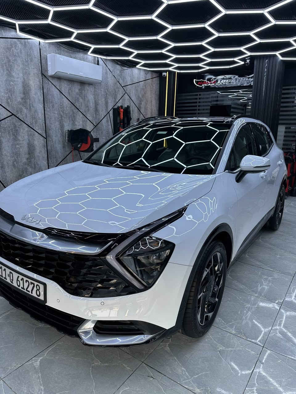 السلام عليكم اخوان عندي كيا سبورتج ٢٠٢٤ وكالة الدوليه ماشيه ١٣ الف كيلو رقم بغداد ماخذيها زيرو السياره على ايدينا مغلفه افلام حمايه بالكامل  ضمان 10 سنوات ودرع جام جلاتيني وعازل حراري الجام كله وكاعيات حوضيه درجه اولى والسياره مال البيت  الصيانه مالتها بالشركة كل ٥٠٠٠ كيلو تبديل  دهن وبعدها تحت الضمان   السعر  ٣٨ مليون وبيها مجال *********** متوفر واتساب
