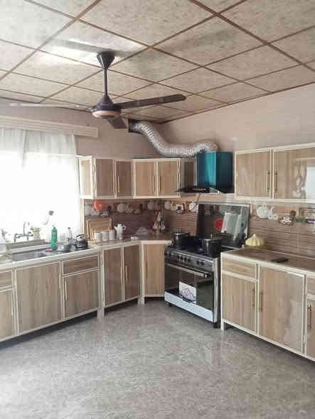 دار للبيع/استثمار – ناحية كنعان داخل السوق 240م – **رابع دار عن الشارع العام** خلف الدار مول وجملة غذائية يصلح مخزن أو روضة مدرسة او عيادة اي مشروع تحويل مباشر – للجادين 📞 رقم ***********
