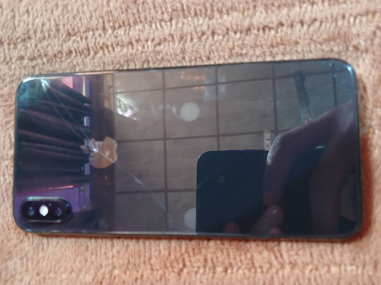 ايفون اكس اس ماكس جهاز شرق وسط ZAA جهاز قفط مبدل بطاريه  وضهره مكسور فقط ذكره 64 سعره بلاش 135 قفل التصالح رقمي ***********
