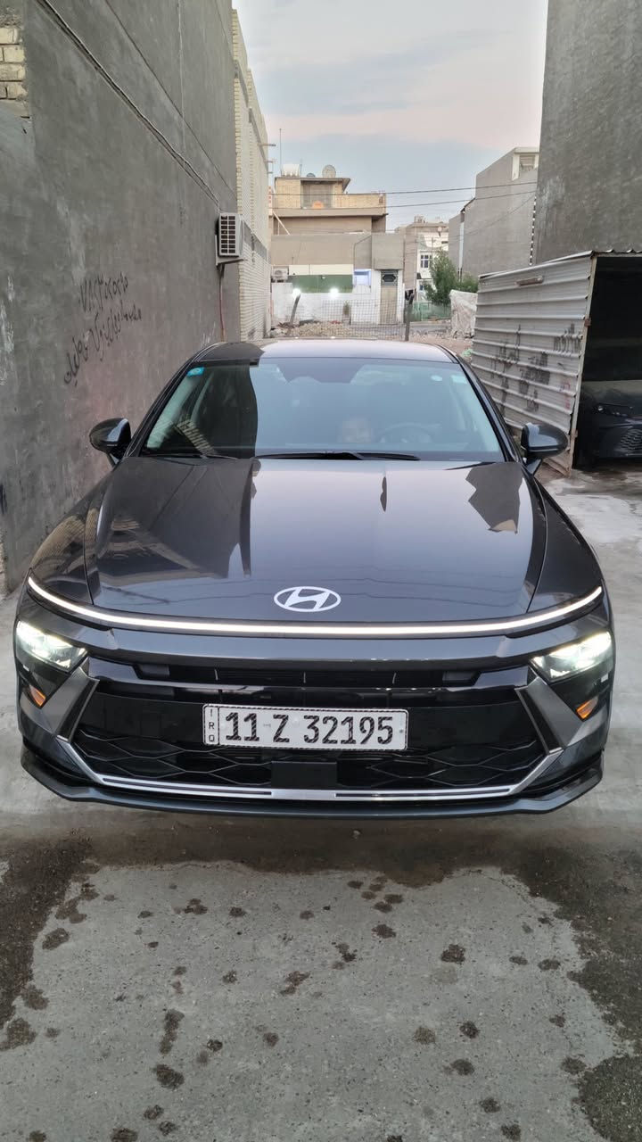للبيع: هيونداي سوناتا 2025 – فئة SEL وارد امريكي
حادث فقط شبر بارد بقبق الجنطه مصلح بارد باقي السياره مكفوله من كلشي 
اللون: فيلي
المواصفات:
•          عداد السرعه ١٤ الف
 • محرك 4 سلندر سعة 2.5 لتر
 • قوة حوالي 191 حصان
 • گير تعليك أوتوماتيك 8 سرعات
 • نظام دفع أمامي (FWD)
 • بنزين – اقتصادي في الوقود
التجهيزات الخارجية:
 • جنوط ألمنيوم
 • مصابيح LED أمامية وخلفية
 • إضاءة نهارية LED
الداخلية والراحة:
 • مقاعد قماش بحالة ممتازة
 • مقعد السائق تعديل كهربائي
 • شاشة عدادات رقمية
 • شاشة لمس وسطية كبيرة
 • Apple CarPlay & Android Auto
 • تكييف أوتوماتيك
 • تشغيل بصمة وزر
 • دخول ذكي بدون مفتاح
أنظمة السلامة:
 • ABS مانع انغلاق المكابح
 • نظام الثبات الإلكتروني
 • مساعد الحفاظ على المسار
 • تحذير التصادم الأمامي
 • نظام النقطة العمياء
 • كاميرا خلفية
 • وسائد هوائية متعددة
الحالة: ممتازة
السيارة نظيفة وجاهزة للاستخدام رقم بغداد.
السعر:٢١٣💵 وبيها مجال بسيط 
للاستفسار:*********** متواجد واتساب 
‭٠٧٧٦ ٦٨٩ ٥٢٥٠‬ اتصال 📞
