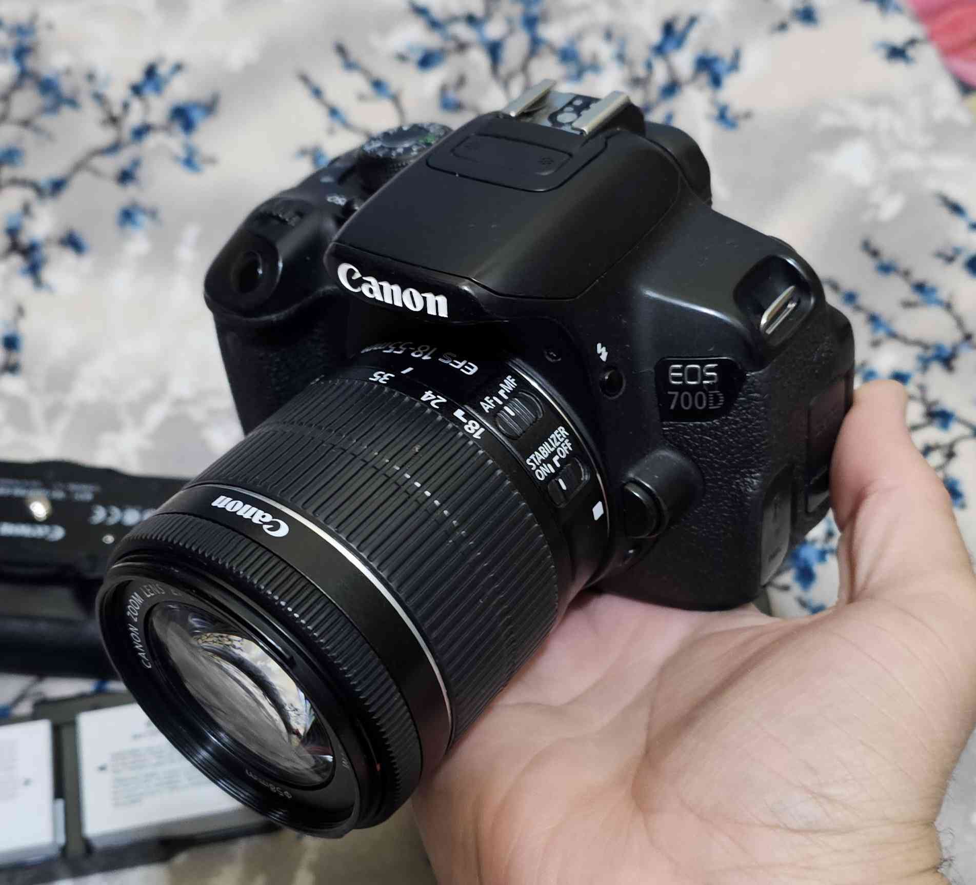 السلام عليكم 
كامرا كانون 700D مع عدسه ١٨ ٥٥ الستبلاسزر 
مع كرب حامل بطاريات 
بطاريات عدد ٢ الاصليات 
شاحنه والكيبل 
الكامرا كلش حلوه وشوفت عينك السعر ٣٥٠ الف 
للتواصل خاص او الاتصال ***********
موجود توصيل
