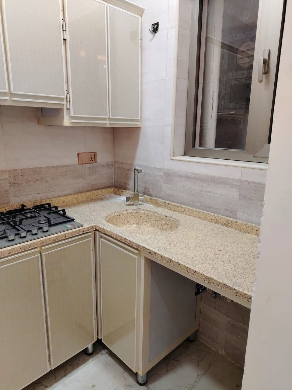 📢 للبيع بيت حديث 2025 في موقع مميز جداً 📢 بغداد - الدورة / شارع الجمعية - قرب افران سنابل شمسين - شارع عريض مقابيل الخط السريع

🏡 المساحة: 94 متر
📏 الواجهة: 6.25 م | النزال: 15 م
🚪 عدد الوحدات: 3 شقق سكنية مستقلّة

✨ تفاصيل البناء:
 • الطابق الأرضي: صالة واسعة + مطبخ + حمام + غرفتين نوم (إحداها ماستر).
 • الطابق الأول: صالة + مطبخ + حمام + غرفتين نوم (إحداها ماستر).
 • الطابق الثاني: نفس مواصفات الطابق الأول.
 • السطح: بيتونة + 3 سخانات (لكل شقة سخان خاص).

🌳 مميزات إضافية:
 • كل شقة لها سحب مولدة منفصل.
 • حديقة صغيرة أمامية.
 • درج خارجي مستقل.
 • شارع عريض جداً.
 • موقع استراتيجي مميز وسكن راقي.

🏠 البناء حديث (2025) بتصميم عصري وعملي.

***********
