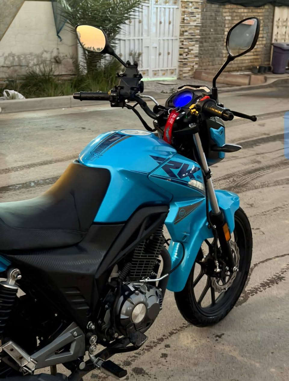 السلام عليكم 
دراجة RK محرك 200 cc ، مرقم كامل موديل 2024 نازلة من الشركة ب2025 ماشية 23 الف ، دراجة مكفولة من كلشي كير مكينة خير من الله وكلش معتني بيها ، الدراجة بيها بس كسر بسيط بالجاملغ الامامي مثل ما واضح بالصور ، السعر 2 مليون و300 بيها مجال للشراي 
مكاني بغداد *********** بغداد, العراق
