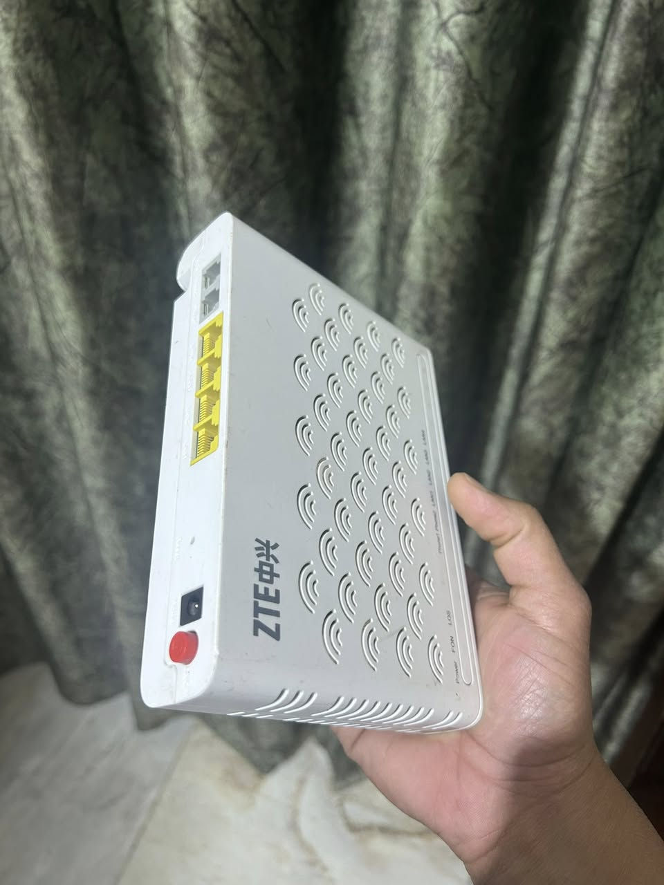 20 قطعة تحويلة (أونيو جيبون) ZTE F620.
• المواصفات: منافذ 1G (Gigabit)
مكاني بغداد ***********
بدون شاحن
