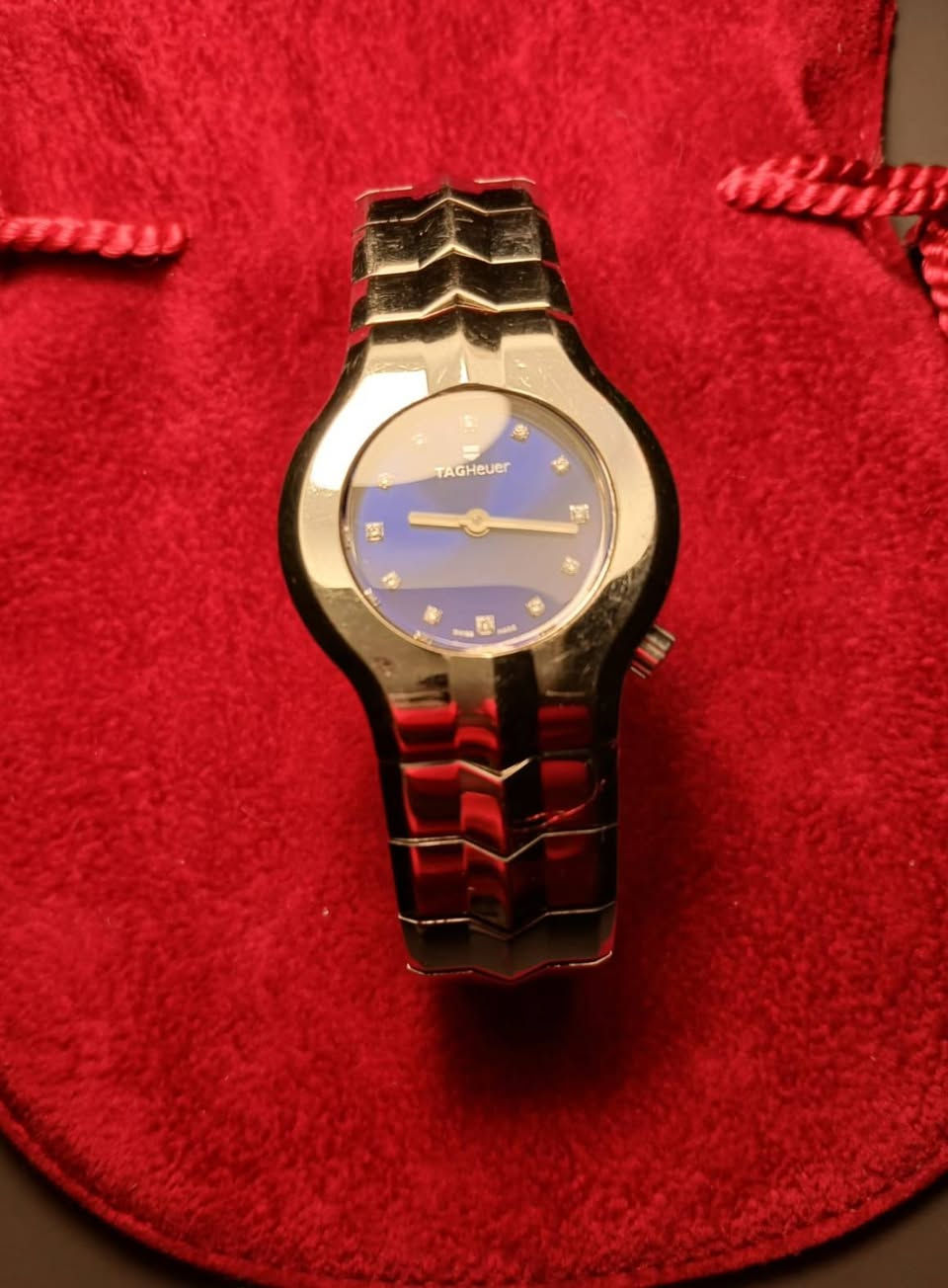 ساعة Tag Heuer Alter Ego للنساء ذات مينا أزرق وسوار فولاذي مقاوم للصدأ.تتميز الساعة بمينا أزرق مع مؤشرات ساعة مرصعة بالألماس وحركة كوارتز.علبة الساعة مصنوعة من الفولاذ المقاوم للصدأ ومحمية بزجاج كريستال الياقوت.يبلغ حجم الساعه 29 مم، وهي مقاومة للماء حتى عمق 100 متر.


**إذا كنت صاحب هذا الإعلان وتريد حذفه لأي سبب، رجاءا أرسل رسالة إلى الدعم الفني**