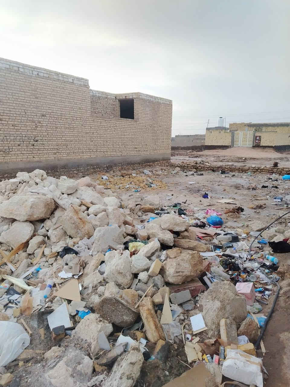 قطعة 200 م عرض  10نزال 20 للبيع زراعي ال ابو حجر
شارع 10متر  قريبة لجسر ال معالي 

اعمدة كهرباء +بوري اسالة +بوري مجاري 

وحاليا الجهد الهندسي مستمرين بالعمل 

طلب استفسار اتصل على الرقم ***********
