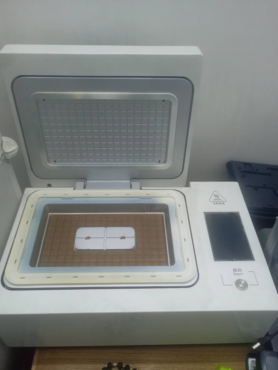 السلام عليكم 
طابعه حراري  ب225وطابعه فوتو ب200 
وجهاز طبع كفرات ثري دي  ب350 
وجهاز فايبر ليزر 50 واط ب25 ورقه 
وجهاز طبع اكواب ب75
وجهاز تخريم
***********
