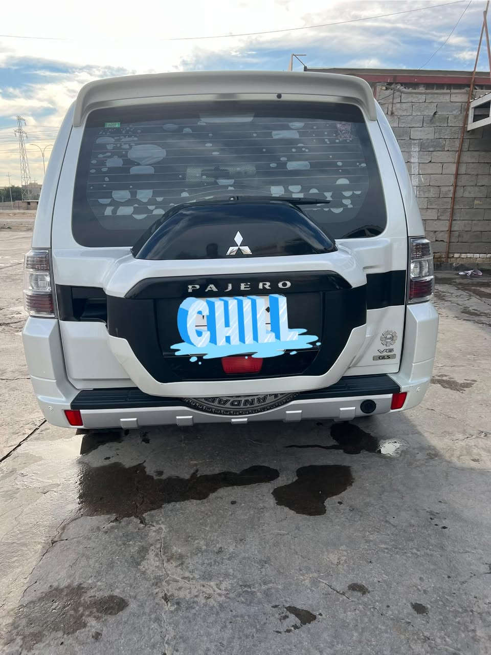 السلام عليكم 
للبيع 
باجيرو 2018 كويتي كفاله عامه من الصبغ والضربه 
مكينه وكير كفاله سياره على وضع الشركه بيها منطومة غاز  
مسويلها عزل كامل وشاشه وكامره خلفيه 

مكان السياره الديوانيه 
للاستفسار الاتصال على الرقم ***********
