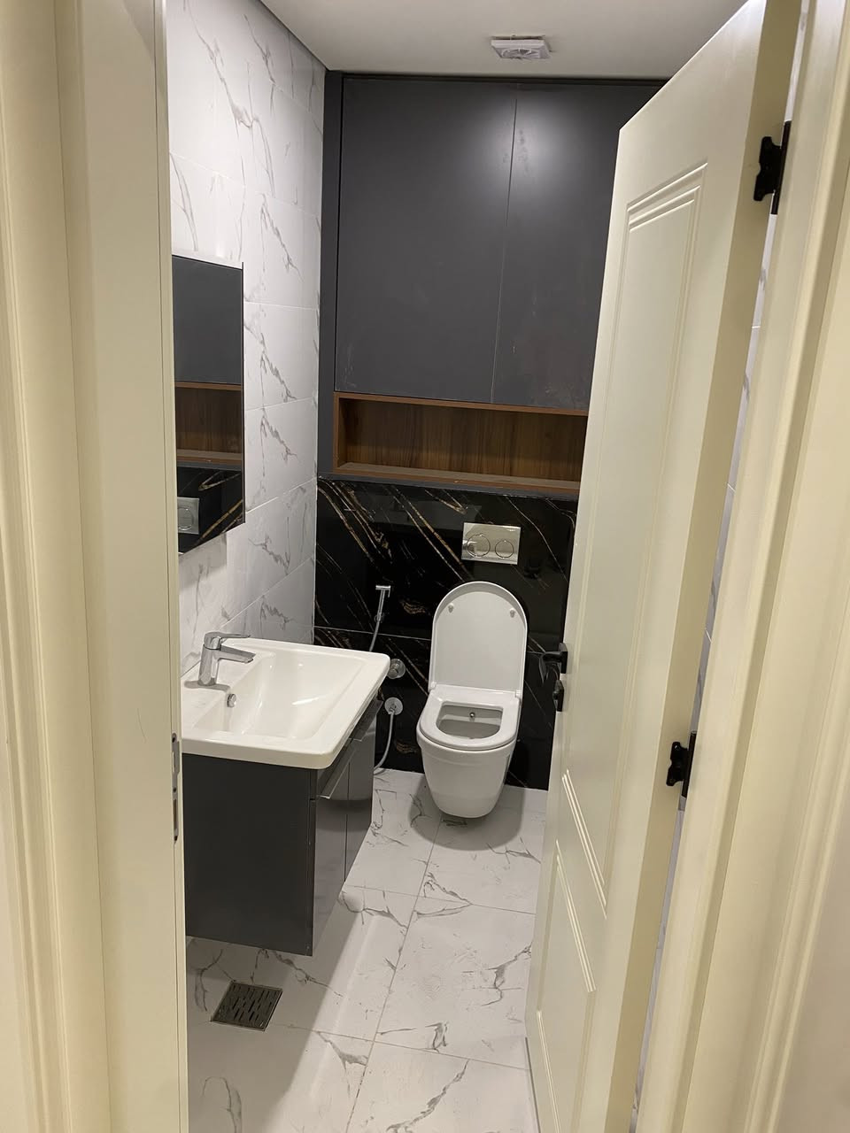 شقة للبيع في مجمع الروان  السكني 

إطلاله على كليه الرشيد 
بناية R05 
السعر ٣٣٠ مليون قفل كاش  
حاليا مؤجره ب ١٣٠٠،٠٠٠
تحب تبقي  الموجر اوًتحب يطلع ف يطلع ب اقل من شهر 

***********
