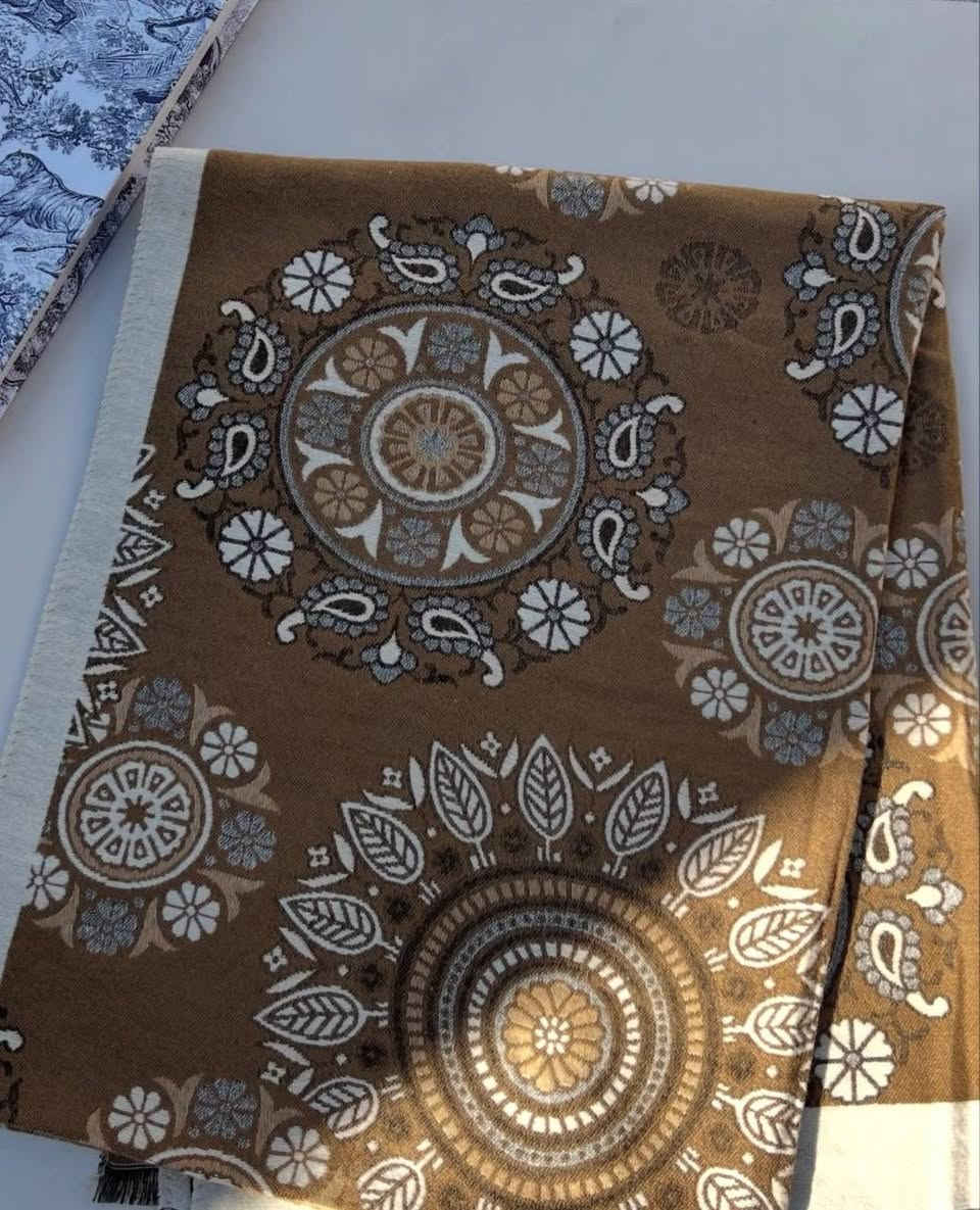 شال كتف – دفء وأناقة بإطلالة وحدة  ✨
شال كتف بخامة دافئة وناعمة، مثالي للأجواء الباردة. تصميمه مميز بنقشات راقية تعطيه طابع أنيق وفخم، يلبس بكل سهولة فوق الملابس ويكمل الإطلالة بدون تعب

للطلب والاستفسار تليجرام 
@iq_fi
او على الرقم التالي واتساب او اتصال
 فيحان الراوي 

***********📞
***********

العنوان :- 👇🏽👇🏽
بغداد 
الشورجه 
تحت التكيه 
سوق الامين التجاري للشالات 
محل فائز الراوي
