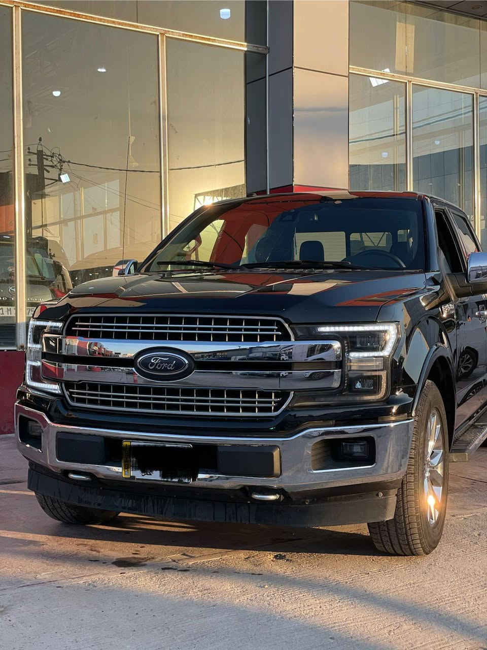 السلام عليكم 
للبيع  فورد f150 2020
سياره كلين بدون صبغ او ضرر  
فقط بارد باب السايق 
فول مواصفات واحد على ١ فورويل بارنوما 
الفئة فورد f_150 لاريات ٢٠٢٠
مكينه ٥٠٠٠ الاف ٨ سلندر 
كشنات جلد ميموري كهرباء تدفئة وتبريد وتحكم امامي وخلفي
تبريد قطعتين 
مانع تصادم وتحذير
مري كهرباء إشارة
اوتو بارك سيست بارك
اوف رود ايكو نورمال سبورت
و4X4فور ويل
نظام سحب مقطورة...جام خلفية للصيد متحركة 
دبل بانوراما
مري مزودة باشارة ولد ترحيب
مساعد استباق تصادم
نظام تحديد مسار  وتريد سرعة
ويل ١٨ 
تايرات جديدة 
عنوان بغداد 
مناسب السعر 
***********
