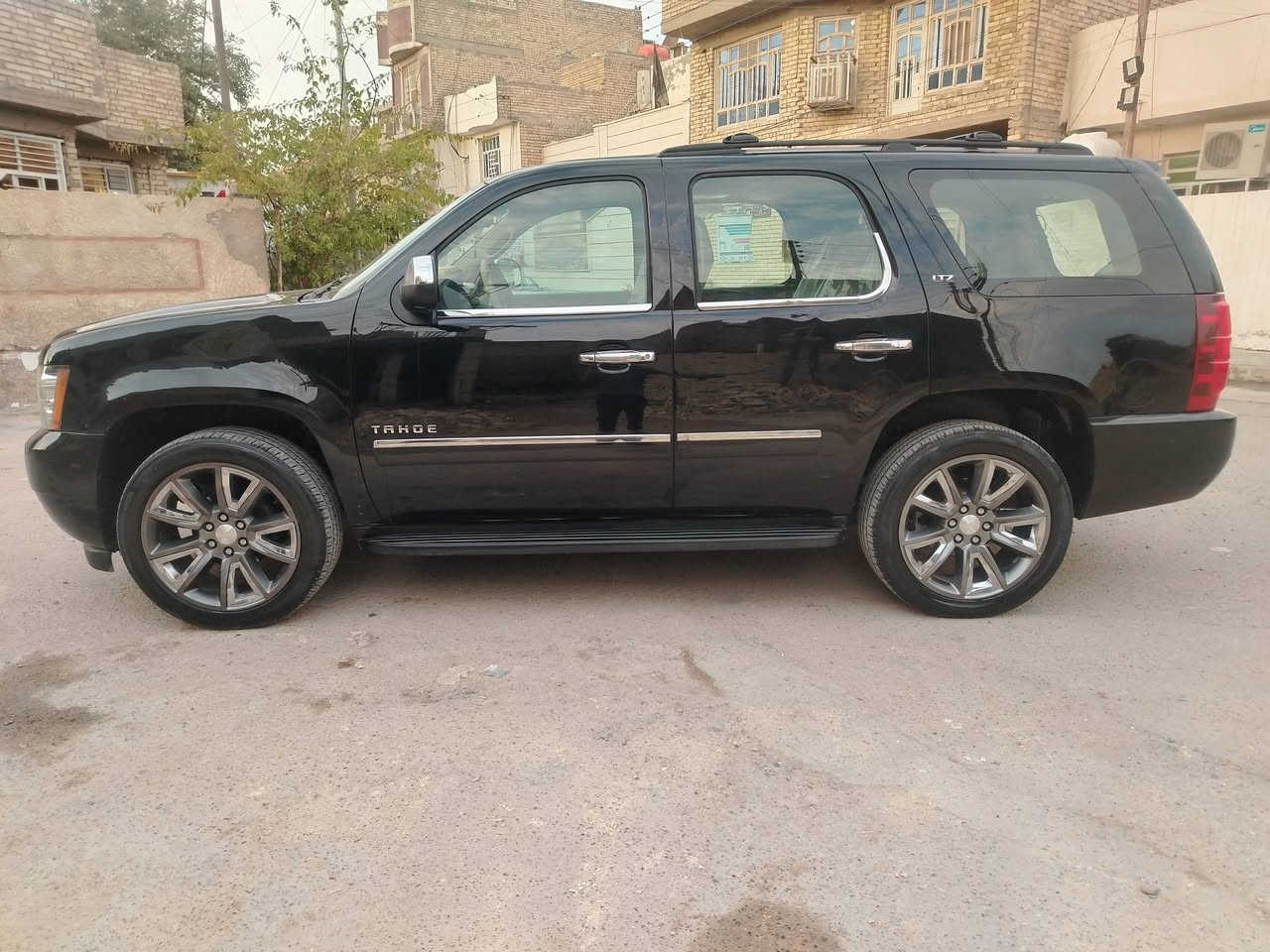 تاهو
#الفئة : LTZ سيارة جديدة 
الموديل 2013 
#اللون: اسود
#اللوحة: رقم بغداد مشروع وطني بسمي 
#السعر_المطلوب275 ورقة مع المجال البسيط
#السيارة خليجي 
سونار واضح 
_____________________________
#الــمــواصــفـــات :-
{1} محرك 8 سلندر 5300
{2} كشنات جلد بيج (اصل)
{3} كاميرا دواره ستيرن
{4}  
{5} تبريد 3 قطع
{6} 
{8} كشن ذاكرة 
{9} سستم صوت متكامل
{10} تحكم سترين جهتين
{11} نضام ABS مانع انزلاق
{12} كشنات كهرباء
{13} حساسات خلفية 
{14} جنطة كهرباء 
{15} ايرباك سليم 
{16} فور ويل
{17} مثبت سرعة
{18} كشنات تدفئة تبريد 
{19} فتحة سقف 
{20} شاشه عرض بالسقف
{21} تشغيل عن بعد 
{22} باقي المواصفات غنيه عن التعريف ***********
