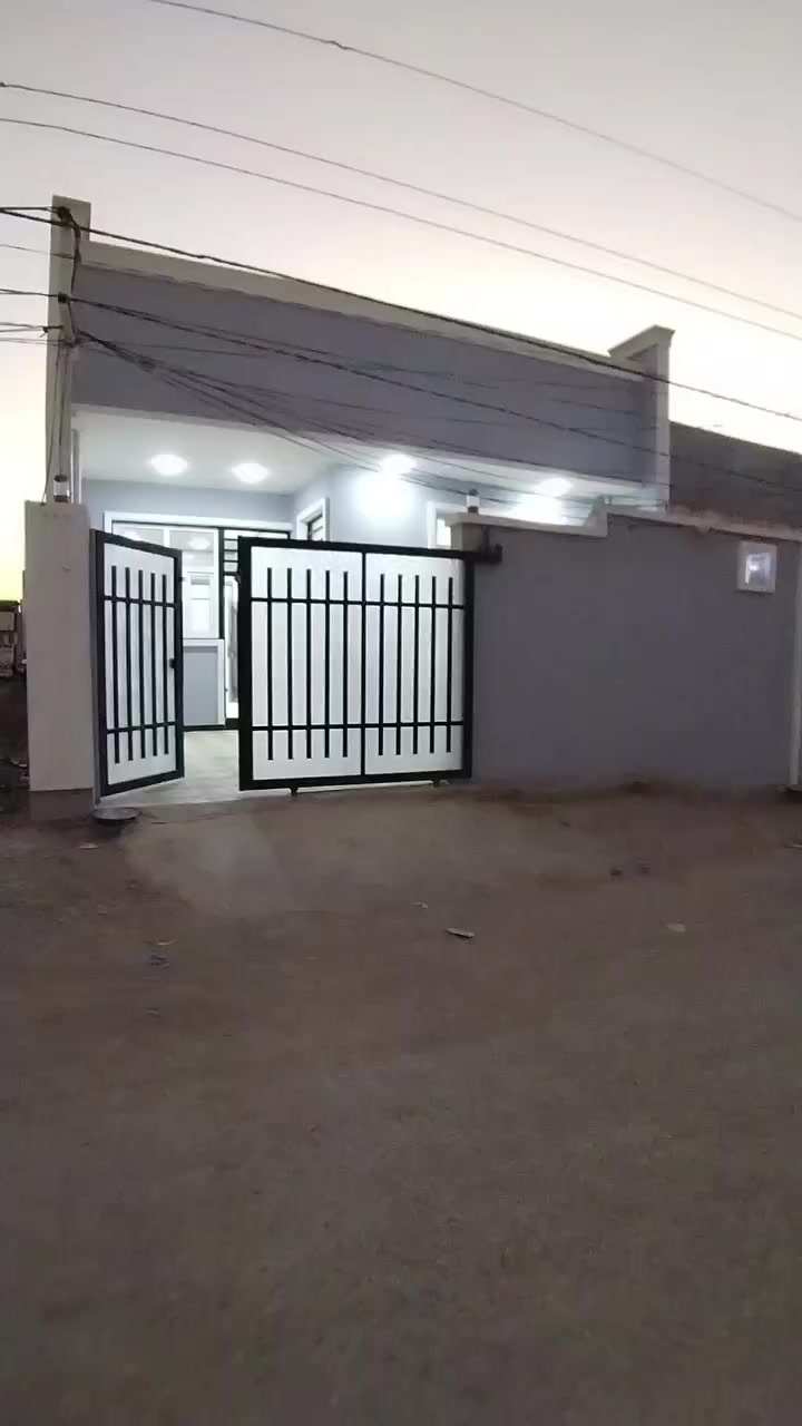 السلام عليكم ورحمة الله وبركاته 

دار للبيع طابق واحد مساحة ١٥٠ متر 
وجه ٧.٥ نزال ٢٠ . يتكون من إستقبال ، مطبخ ، صاله واسعه مع مناور عدد ٢ ، غرفتين نوم ، بيتونه كبيرة على حجم الصاله ، دورة مياه شرقي وغربي داخل وخارج 
الدار جاهز للسكن ماطور. سخان. خزان ماء 
خدمات كامله ماء مجاري تبليط كهرباء.. 
عرض الشارع ١٠ متر 
نوع العقار طابو زراعي سند ٢٥ إقرار محكمة وكاله عامه من صاحب الأرض مباشر 

الموقع ؛ بعقوبة تقاطع القدس دور الزراعة الثالثة 
قرب شارع الريان
السعر ٩٤ مليون وقابل للتفاوض 
للاستفسار أكثر اتصل على الرقم 
وسام اللهيبي ***********
#عمار_فارس ***********  
او التواصل عبر الخاص 
مكتب الجزيرة للوساطة العقارية لبيع وشراء الأراضي والدور السكنية
