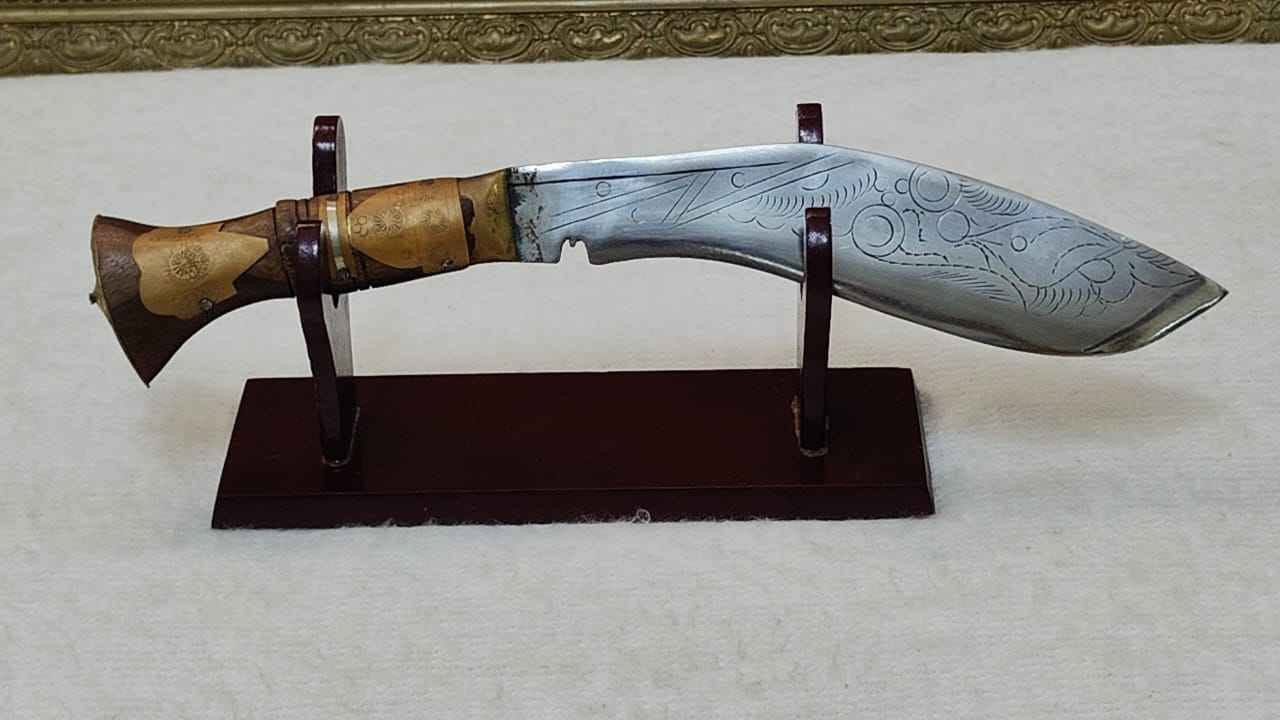 قطعة من التاريخ النيبالي العريق بين يديك ⚔️
الاولوية لاول حاجز  بند من النوادر حالة ممتازة
اقتني قطعة من التاريخ النيبالي العريق مع خنج/ر الكوكري الأصلي الذي يجمع بين هيبة المحاربين وجمال الفن اليدوي في تصميم استثنائي يبلغ طوله 39 سم وعرضه 8 سم، يأتيكم بنصل فولاذي منحني ومحفور يدوياً بعناية فائقة يزداد فخامة بغمد جلدي أسود مزين بنقوش نحاسية بارزة تجسد التراث النيبالي الأصيل كالتنين والشمس ورمز اليين واليانغ مما يجعله ليس مجرد سلا/ح تقليدي بل تحفة فنية نادرة تتوسط حاملها الخشبي لتضيف لمسة من الفخامة المطلقة لأي مساحة عرض في منزلك أو مكتبك مدينة شبين الكوم, المنوفية


**إذا كنت صاحب هذا الإعلان وتريد حذفه لأي سبب، رجاءا أرسل رسالة إلى الدعم الفني**