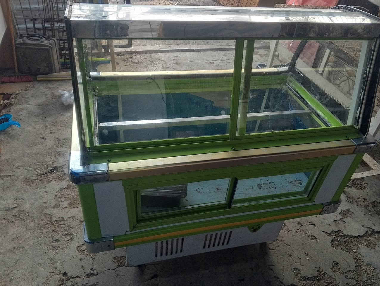 سلام عليكم عارضة مقبلات 14 ماعون تحت الجديدة 
400 الف و بيهه مجال ***********
