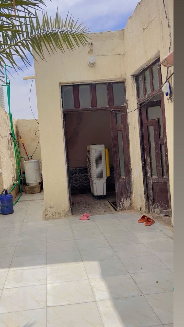 :
🏡 **بيت للبيع في النجف الأشرف - قضاء المشخاب** 🏡
**الموقع:** النجف - قضاء المشخاب - حي المعلمين.
**المساحة:** 200 متر مربع.
**تفاصيل البيت والتقسيم:**
 * 🛏️ غرفتين نوم.
 * 🛋️ صالة واسعة + استقبال مريح للضيوف.
 * 🍳 مطبخ.
 * 🚿 حمامات داخلية وخارجية.
 * 🧱 **نوع البناء:** بلوك.
**المميزات والخدمات:**
 * ⚡💧 جميع الخدمات متوفرة بالكامل (ماء، كهرباء، وغيرها).
💰 **السعر:** 40 مليون دينار (وبيه مجال للشراي القاصد).
📞 **للاستفسار والتواصل:**
يرجى الاتصال على الرقم: ***************
