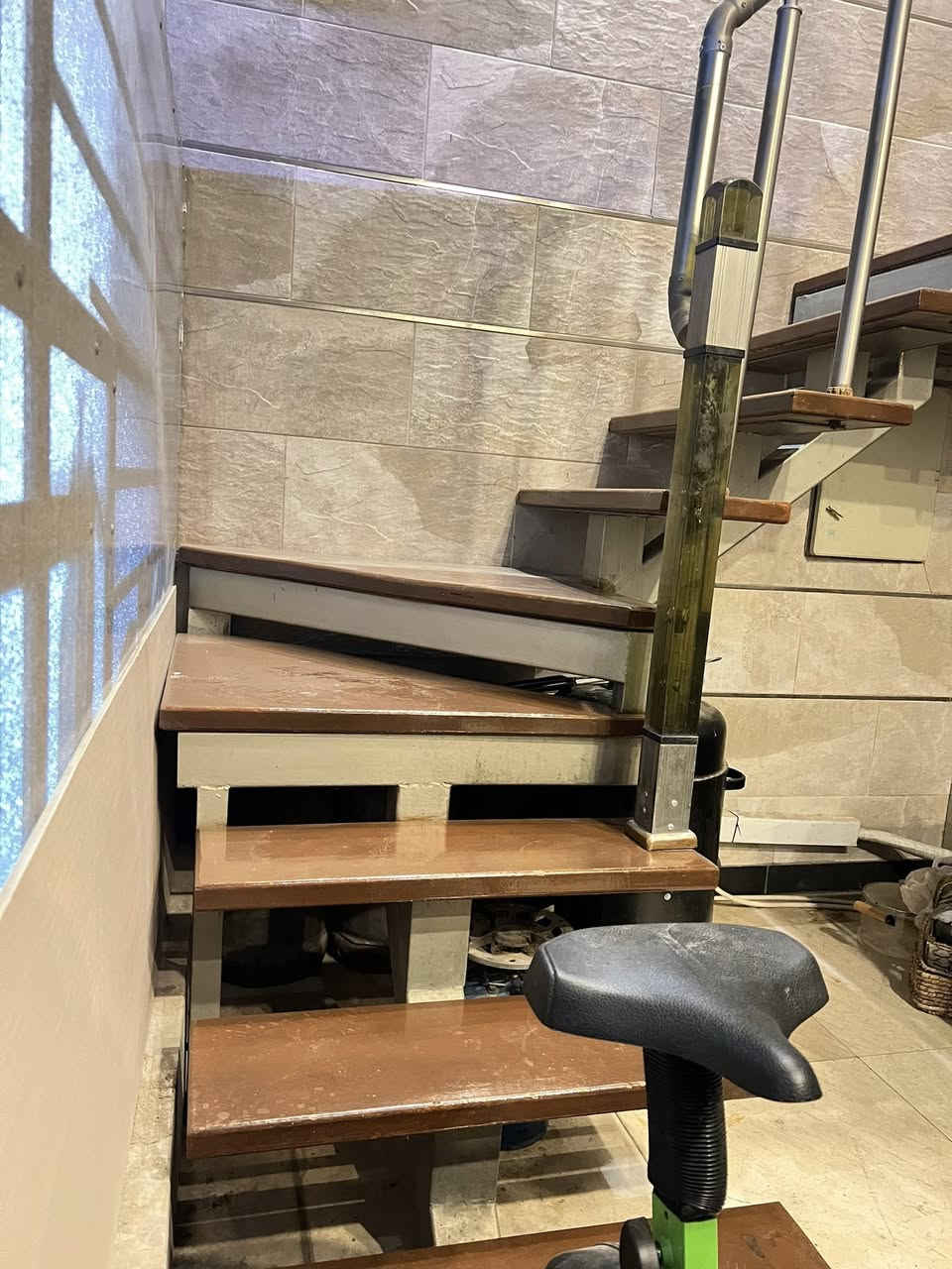 درج منزلي درجه اولى يصلح ان يكون في داخل المنزل وخارجه…مواصفاته حديد البايات مغلفه بالخشب مقاومه للامطار الابعاد
ارتفاع عن الارض335سم
عرض البايه85سم عباره عن ثلاث قطع
1.الصاعد(الشاطح)
2.الوسط
3.النازل
موضح بالصور..السعر مليونين دينار
للاستفسار*********** واتساب
العنوان الشالجيه قرب جسر14رمضان
