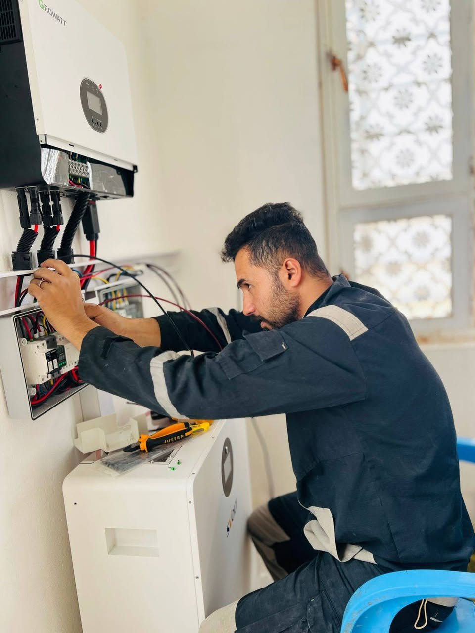 من محافظة ديالى 
قرية الناعور 
تم وبحمد الله 
تجهيز منضومة ١٦ أمبير  ليلي نهاري 
تتكون  المنظومة 
أنفيرتر 6k من شركة Growat 
بطارية 16k من شركة SVOLT
الواح Philadelphia 600w عدد ١٠ الواح 
    لل ستفسار لاتصال او مراسلة عن طريق الواتساب 
                         ***********
                         ***********
