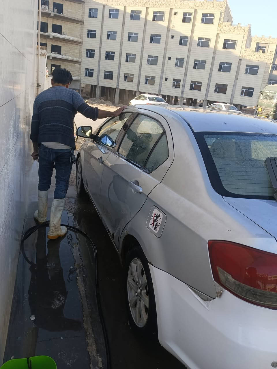 السلام عليكم كريت وول فولكس موديل 2013
محرك كورولا (مو تحوير) جيب وشد بيكاتشو جديد شديته  
كمبريسر كورولا 
بلكات ونوزلات ومجاول جدد 
عبوة فيت بمب جديده 
لايتات السكن  + مازدات جدد
شديت الهه لايتات اضافيه من الثقه ب٤٥ دولار 
تايرات جدد قبل ٣ اشهر شديتهن كم تاير بي فتيله بسبب الشوارع 
راديتر تبريد جديد 
تبريد فول بس بنهايه الصيف نقص عندي نص بطل تقريبا 
دعاميه جديده بس لونهه اسود غلفتهه بفابلون هيه والبنيد 
البريك  حورته يم حيدر وسوني هو والدسكات جدد صار بالمكان 
سماعات جدد اصليات الوحده ب٣٠ 
سنويه لل٢٩ او ٣٠ اعتقد 
 نقصهه فقط سمكرة وصبغ ودبلات 
ترايك وين ميعجبك 
السعر ٤٠ ورقه وكلفتني فوك ال٦٠  الله شاهد
المكان:كوت/ حي الحكيم
للاتصال :***********
