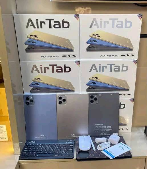 جهاز **AirTab A17 Pro Max** هو تابلت اقتصادي موجه بشكل أساسي للطلاب وأعمال الدراسة والإنتاجية الخفيفة. يأتي الجهاز في علبة متكاملة تحتوي على ملحقات تحوله إلى ما يشبه "لابتوب مصغر".
إلبرز المواصفات التقنية الرسمية للجهاز:
### 📱 الشاشة والتصميم
 * **حجم الشاشة:** 10.1 إنش (بوصة).
 * **نوع ودقة الشاشة:** FHD من نوع *Incell IPS*، تقدم زوايا رؤية جيدة ووضوحاً مناسباً لمشاهدة المحاضرات والأفلام.
 * **معدل التحديث:** 60 هرتز.
### ⚙️ الأداء والذاكرة
 * **المعالج:** معالج ثماني النواة (Octa-Core) من فئة ميديا تيك (MTK)، مخصص للمهام اليومية والتصفح.
 * **الذاكرة العشوائية (RAM):** 16 جيجابايت (غالباً ما تكون مدعومة بذاكرة افتراضية وتكفي للتنقل السلس بين التطبيقات).
 * **سعة التخزين الداخلية (ROM):** 1 تيرابايت (مساحة هائلة لحفظ الملفات والمحاضرات)، مع دعم منفذ ذاكرة خارجي حتى 128 جيجابايت.
 * **نظام التشغيل:** أندرويد 15 (Android 15.0) الأحدث، مما يضمن دعم التطبيقات الحديثة من متجر Google Play.
### 📸 الكاميرا والبطارية
 * **الكاميرا الخلفية:** بدقة 30 ميجابكسل (مناسبة للمستندات واللقطات السريعة).
 * **الكاميرا الأمامية:** بدقة 13 ميجابكسل (ممتازة للاجتماعات والتعليم عن بُعد عبر Zoom أو Google Meet).
 * **البطارية:** سعة ضخمة تصل إلى **10,000 مللي أمبير** (تمنحك ساعات استخدام طويلة ممتدة خلال اليوم الدراسي أو العمل).
### 🌐 الاتصال والشبكات
 * **الشرائح:** يدعم تركيب شريحتي اتصال (Dual Nano-SIM).
 * **الشبكات:** يدعم الاتصال الخلوي (4G/5G في بعض الإصدارات في السوق) بالإضافة إلى الواي فاي (Wi-Fi) والبلوتوث.
### 📦 محتويات العلبة (الحزمة المتكاملة)
يتميز هذا الجهاز بأن علبته تأتي غنية بالملحقات الأساسية دون الحاجة لشراء قطع إضافية:
 1. جهاز التابلت AirTab A17 Pro Max.
 2. لوحة مفاتيح (كيبورد) تعمل بالبلوتوث.
 3. ماوس لاسلكي.
 4. قلم لمس ذكي (Stylus) للكتابة والرسم الخفيف.
 5. غطاء حماية (كفر) مخصص للجهاز.
 6. لاصقة حماية للشاشة (ستيكر).
 7. رأس الشاحن مع كابل توصيل USB.
> **ملاحظة:** يعتبر الجهاز ممتازاً جداً كخيار اقتصادي وعملي للدراسة، تصفح الإنترنت، وإنجاز البحوث، لكنه ليس مخصصاً للألعاب الثقيلة جداً أو المونتاج الاحترافي.
>