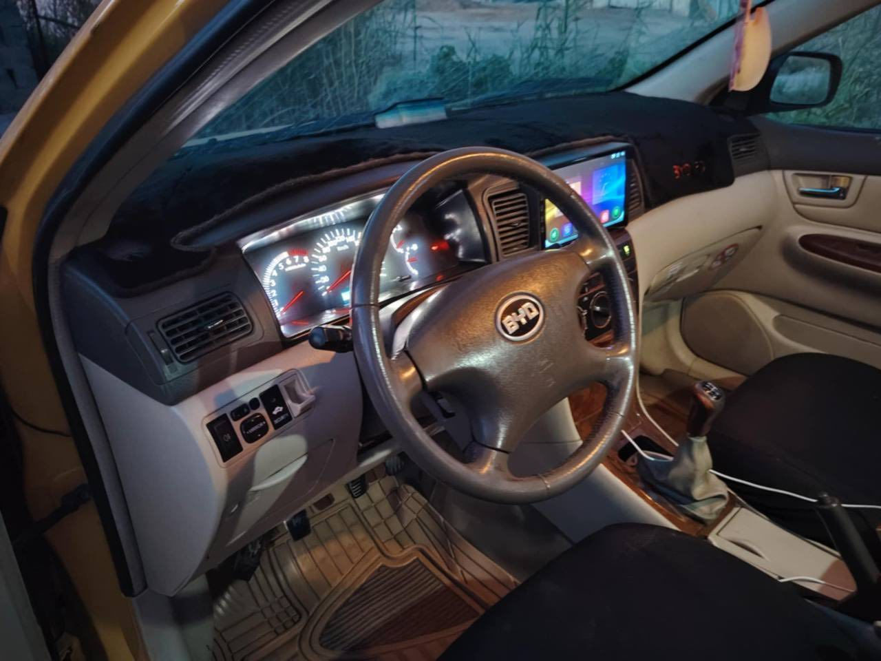 سلام عليكم
byd f3 
2013 
محرك لاتنقيص لا تبخير 
كلج جديد عينه وصينيه 
الكير كله تمام بس الثاني قوي شويه (الكير مامكفول )
صدر امامي نضيف خلفي تك دبل تعبان 
سلف  جديد 
اذاين جدد 
عبوه فيت بم جديده 
تبريد شغال 
بيه ضربه  باب و جاملغ خلفي 
مكاني  بغداد حي العامل 
***********
السعر ٥٥
