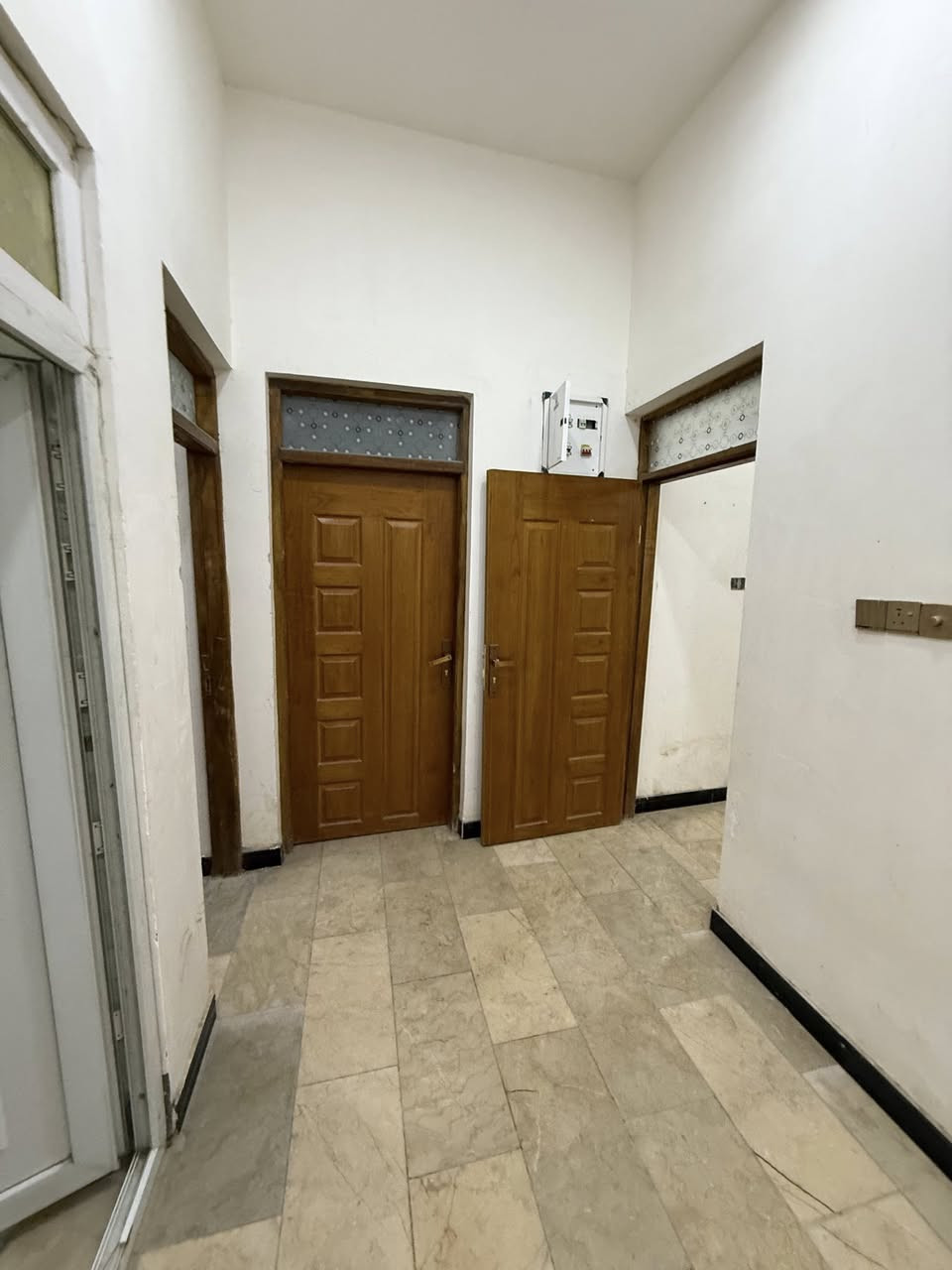 #بيت_للايجار
#شقةللايجار
توا مبني حديث 
كل واحد يحتوي ⬇️
غرفتين وصالة ومطبخ واستقبال وصحيات داخلية وخارجية 
للتواصل 
تريد البيت او الشقة مو مشكلة 
العنوان الناصرية -الشموخ -قرب اسواق ابو لانة
***********
***********
