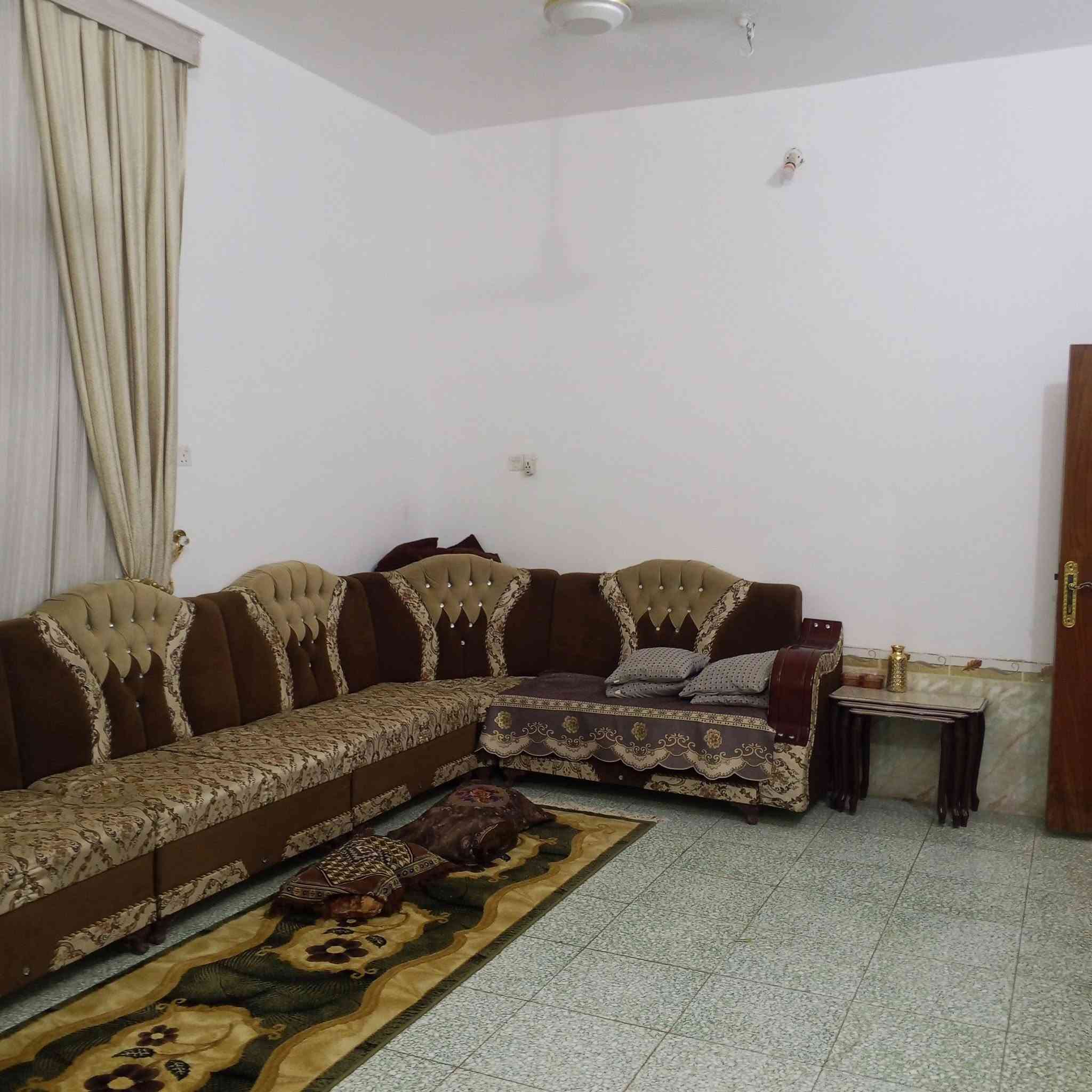 ياالله سلام عليكم بيت للبيع طابو صرف بحي العسكري الغربي مساحه 250 م على شارع 20 م كافت خدمات موجوده بناء طابوق أساس صب اعكاده يتكون من غرفه وصاله واستقبال ومطبخ وتخاريج داخلي وخارجي للأستفسار اكثر *********** حيدر الشيباني عنوان مكتب نهايه شارع العريضه
