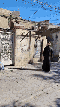 عقار للبيع بالشهداء ٢٠٠متر على ساحة شارع ٨ متر خلف شارع الصياغ العقار حسب ماموجود بالفيديو للاستفسار أكثر مراجعة مكتب النجف للعقار مجاور مطعم الخاقاني او الاتصال على الرقم *********** او ***********
