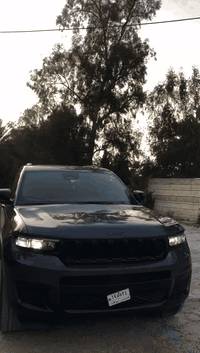 السلام عليكم 
للبيع جيب كراند شيروكي
وارد امريكي صور الحادث بالمنشور السيارة على ايدي
موديل 2024
اسمنتي 
رقم بغداد الجديد هزة وكلشي جديد
السيارة مواصفاتها 
كشنات كهرباء الامامي 
سلايد 
دخول ذكي
رادارات 
حساسات امامي خلفي
صندوك كهربائي
السيارة 7 راكب يعني مقاعد البنص vip
تدفأ كشنات 

مكان السيارة بغداد
سعر السيارة 
320
للتواصل 
0771 668 1572
***********
