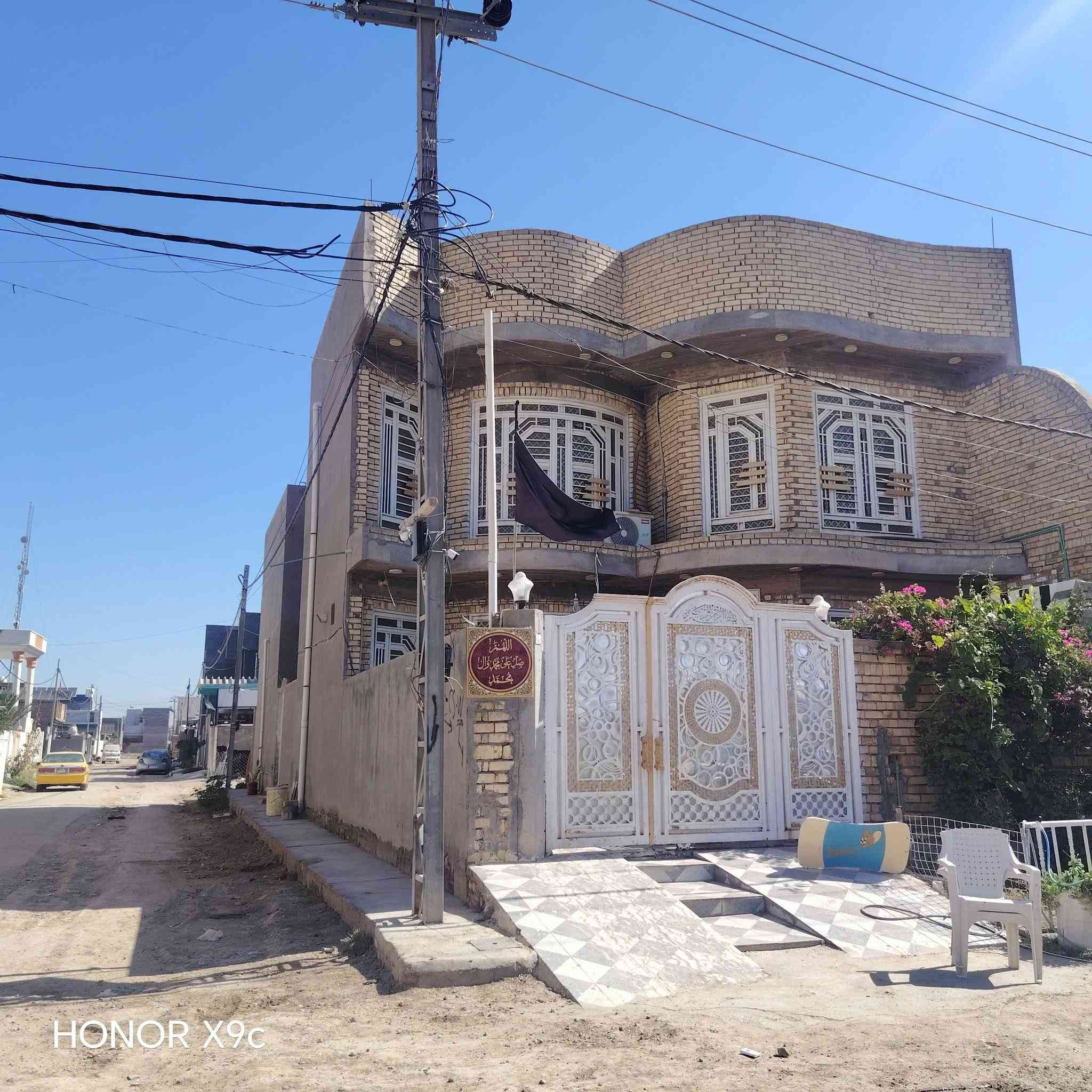 السلام عليكم
الدار للبيع بناء حديث مكانه مميز جدا حي عدنان مقابل سيطره الباشيه المساحه 250 طابو صرف ركن نوع البناء طابقين بناء طابوق جمهوري السقف كونكريت صب الطابق الأول يتكون من
1-غرفتين نوم 5 ×4
2-صاله 9×4
3- استقبال 8×4.5
5-مطبخ 5×5
6-مجمع صحيات داخليه وخارجيه
7-ممر خلفي
8- منور جانبي

الطابق الثاني

1-غرفتين نوم
2-صاله
3 - صحيات
للأستفسار ***********
