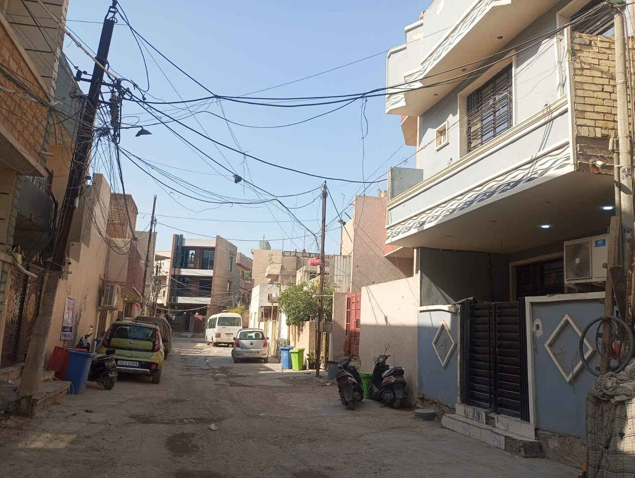 السلام عليكم تعلن شركة الجبوري للعقار والمقاولات العامه عن بيع دار ملك صرف سكني في منطقة الكريعات شاكر الوادي قريب جدأ على فلكة القرغولي بناء حديث
1 المساحة 90 مترررررر 
2 الواجه 6 مترررر و20 سانتيم 
3 النزال 15 مترررر 
4 السعر 3 مليون المتر الواحد وبي مجال
5 عرض الشارع 10 مترررر 
يتكون من طابقين 
الطابق الأول طرمه وصاله وحولي ومطبخ وغرفة نوم وخدمات ومنور 
الطابق الثاني غرفتين نوم وحولي وخدمات وبيتونه وسطح 
عنوان الشركة الكريعات الكويتي شارع حسينية ابي تراب قرب فلكة القرغولي استفسار اتصال على الارقام التاليه 
*********** أبو صكر الجبوري 
***********
