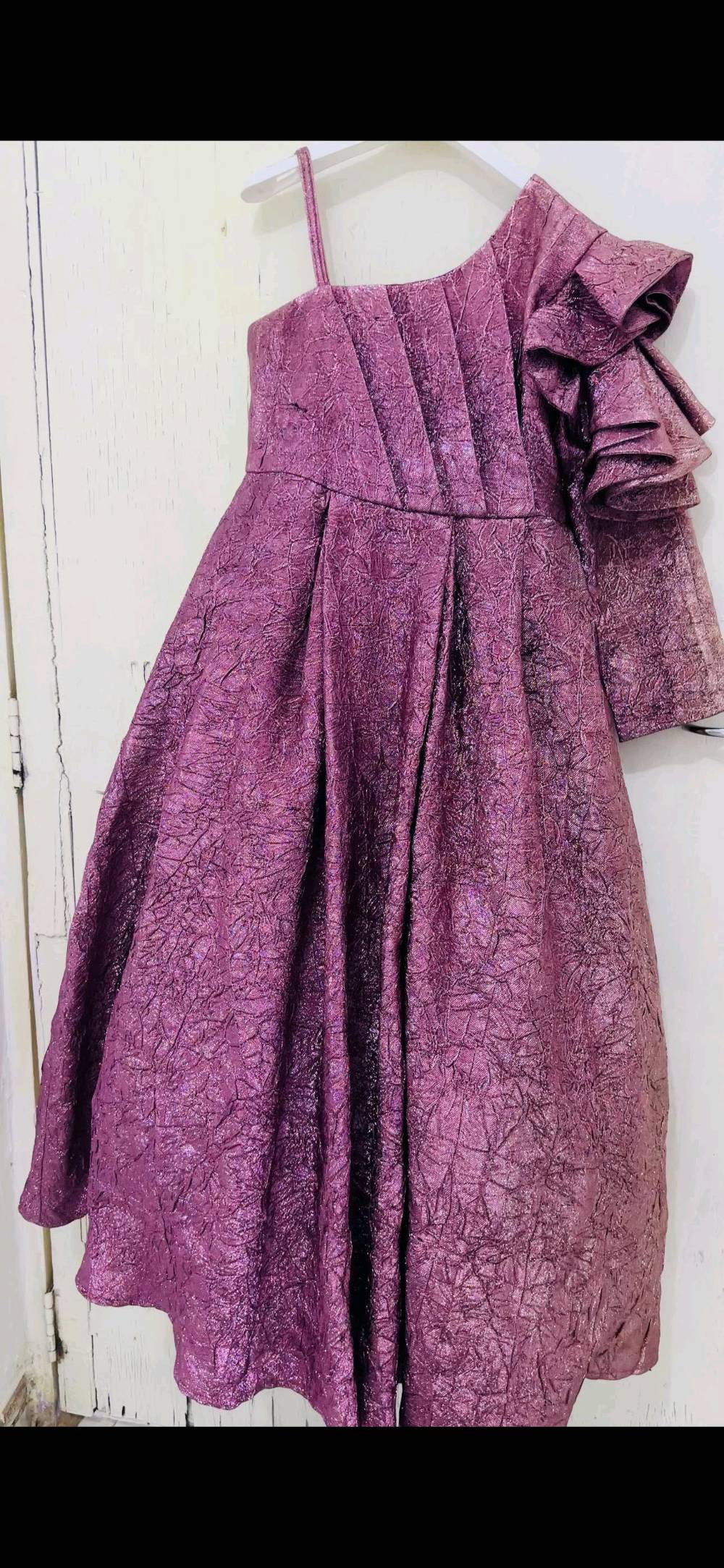 فستان مملبوس بس مرتين
يناسب عمر 8الئ 15 
يلبس وزن 35 وما فوق 
قياسه رقم 10 
سعره السابق 190
السعر الحالي 50

امانه الفستان كولش نضيف كئنما جديد
،للتواصل عل رقم 