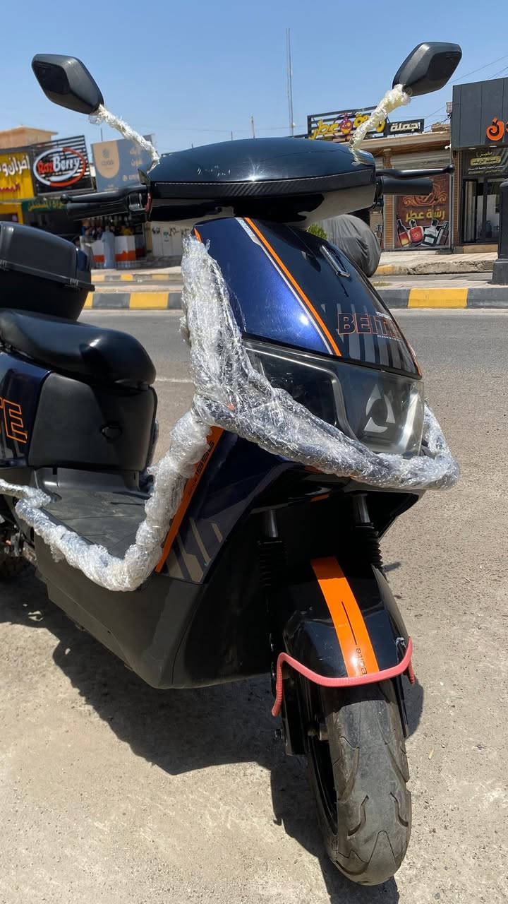 سلام عليكم
مطور للبيع 

هذا هو سكوتر BETA 996 الكهربائي المنتشر في الأسواق

موصفاته     .
* البطارية: 72 فولت 20–32 أمبير (حسب الفئة، رصاص أو ليثيوم).
* السرعة القصوى: 60–75 كم/ساعة.
* المدى: 60–100 كم للشحنة (بحسب نوع البطارية والقيادة).
* الفرامل: أقراص أمامية وخلفية.
* العجلات: 12 بوصة.
* الإضاءة: LED أمامية وخلفية.
* التجهيزات: شاشة رقمية، ريموت وإنذار، تشغيل صندوق خلفي نضافه عاليه جداً 100%

السعر 890وبي مجال 

تواصل مع صاحب هذا الرقم***********
