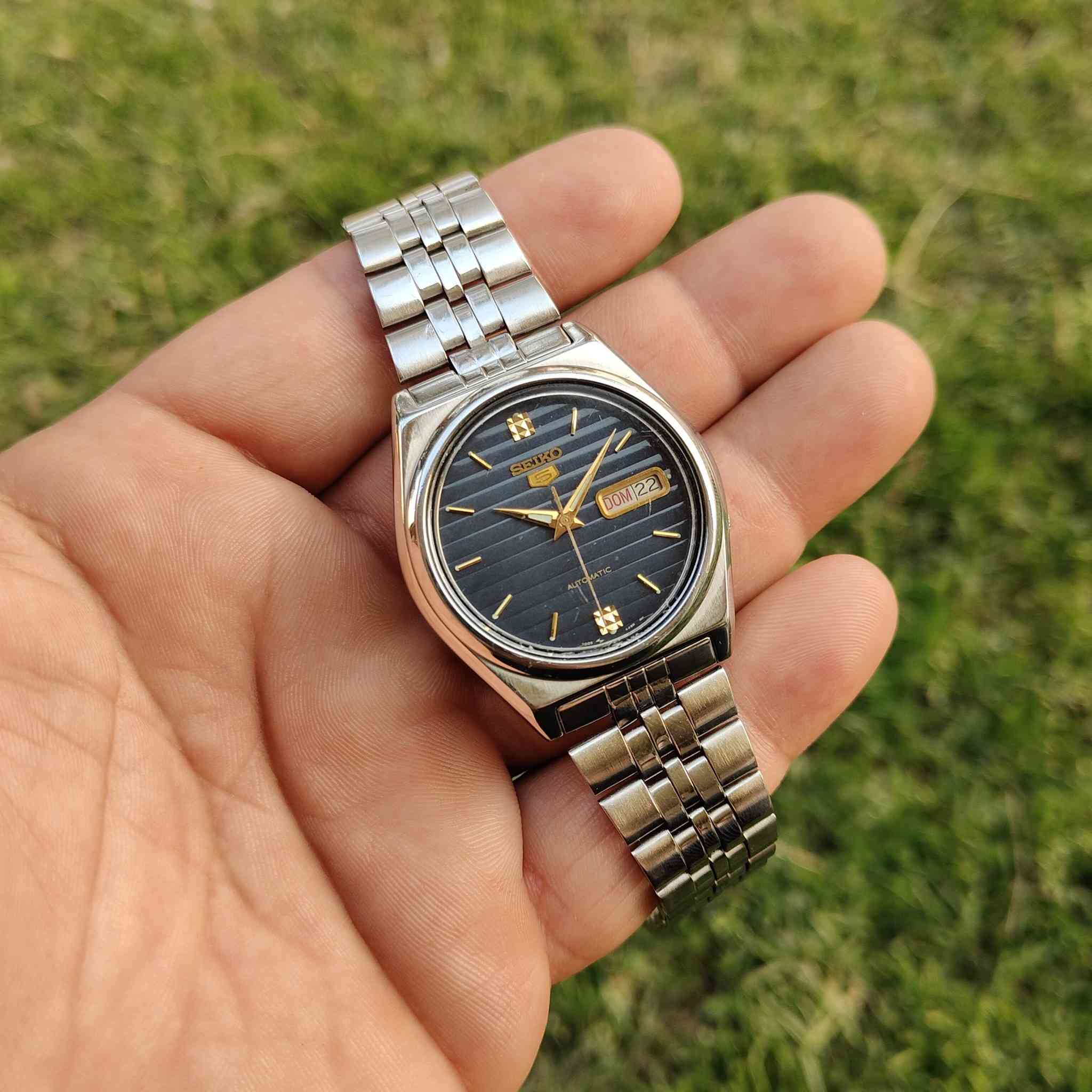 السلام عليكم ورحمة اللّٰه
سيكو فايف اتوماتك 
مقاس 37.5
نظافة ممتازة جداً 
دي ديت 
مينة مميزة جداً 
أصلي بالكامل 
السير واسع 

السعر 95 ألف مع التوصيل


**إذا كنت صاحب هذا الإعلان وتريد حذفه لأي سبب، رجاءا أرسل رسالة إلى الدعم الفني**