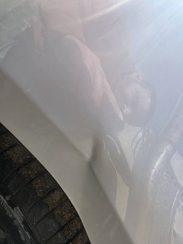 بي واي دي سيل 05 , مواصفاتها معروفة ماشية ٢٦٠٠  ، بيها ضرر بسيط مثل مموضح بالصور  ، موديل 2025   
السعر 18 و 100 +  رقم 300  
بغداد ابو غريب _ الحصوة 
*********** بغداد, العراق
