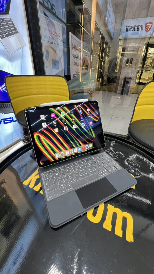Ipad 11pro ذاكرة m2256
نسبه البطارية 95‎%‎
حجم شاشة 12.9 
محتويات 
Magic keyboard و قلم وباكيت وشاحن 
بسعر 1,500,000
***********
