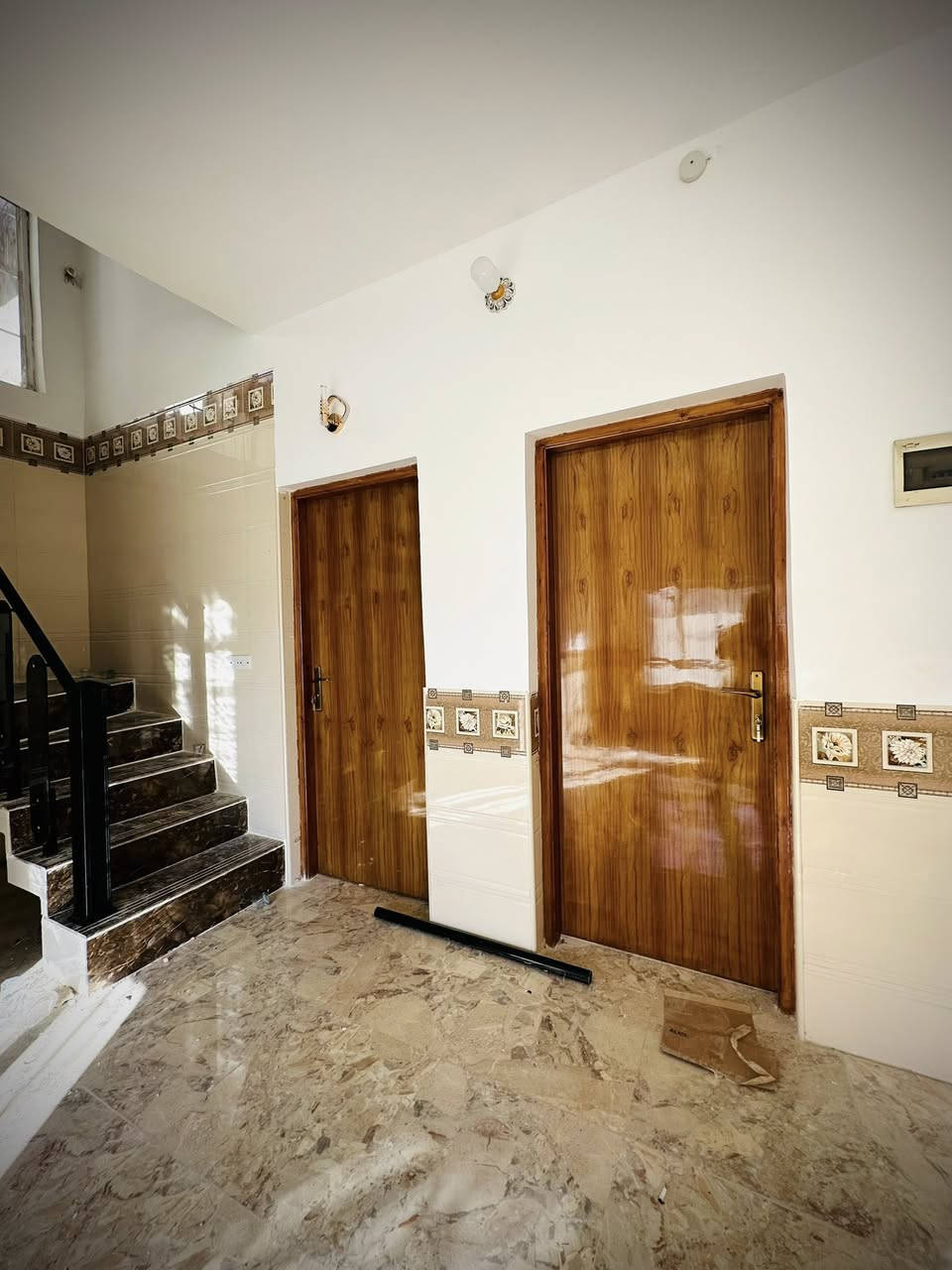 السلام عليكم يتوفر بيت مساحه 240 بيت ومشتمل البيت الاو ل يتكون من مطبخ صاله واستقبال غرف نوم عدد 2 وحده جوه وثاينه فوك وحمام وحده ومنور وصحيات عدد ثنين داخلي وخارجي ول مشتمل يتكون غرفه نوم مطبخ استقبال وحمام وصحيات داخلي وخارجي يعني  يفيد ل عائله جبيره يتكون من بيت ومشتمل نفس ما كلت سابقا طابو صرف باسمي تحويل مباشر 
موقع ل بيت قرب شارع ل كرينات شارع ٦٠ ل عام ومدخل ثاني له من شارع مكاتب رئيسي 
البيت موقعه ركن شارع مالته عرضه ١٥ متر ومصور كذالك 
بناء حديث وكآمل عل اخير توفر يمه كامل خدمات من كل شي 
للاستفسار 
***********
