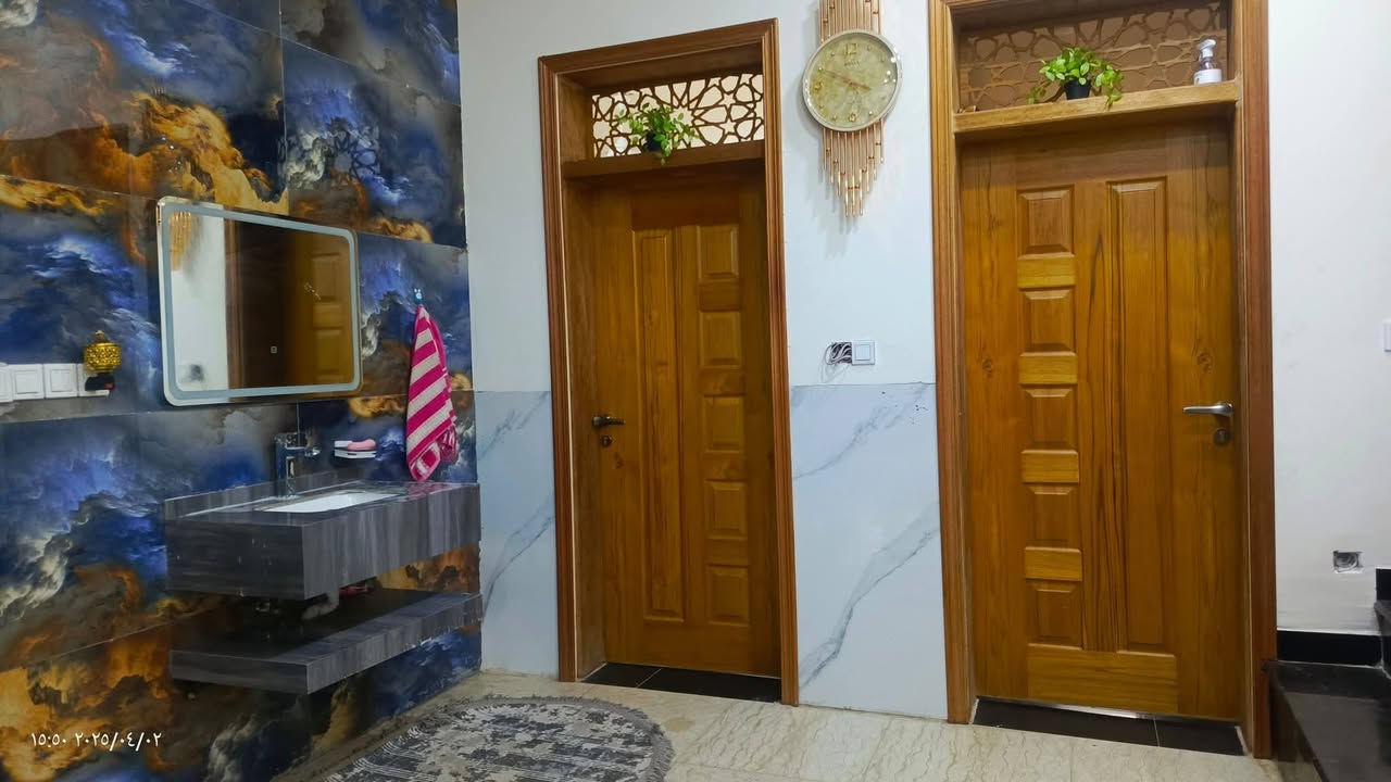 فيلا..مساحة ٤٠٠ شغل درجة اولى طابوك طابقين صب مركزي من الجعب للسقف الثاني ارتفاع الارضية عن الشارع متر وربع..
يحتوي  على اربع غرف نوم كبيره واربع حمامات  ومناور بظهر الدار وبالجانب.. ارضيات مرمر وجدران بورسلين ١٢٠..
المطبخ حار وبارد  شبابيك المنيوم سلايت ابواب قاصات ..
الواجهة مصفره لبخ والسياجات وحسب طلب المشتري تكمل الواجهه.. 

العنوان بغداد الشرطة الخامسه الدوانم تل اسود تبليط الشوارع لحد باب البيت وعرض الشارع ١٢ متر ...بعد عن الشارع الرئيسي ٢٠٠متر
السعر٤٠٠ مليون وبي مجال  قليل للشراي
ملاحظة.. جميع الاوراق القانونيه والثبوتيه مسنده..
جنس العقار.. زراعي سند ٢٥  حق تصرف

سعد أبو عبد الله /صاحب العقار
***********/واتس
***********/ واتس
