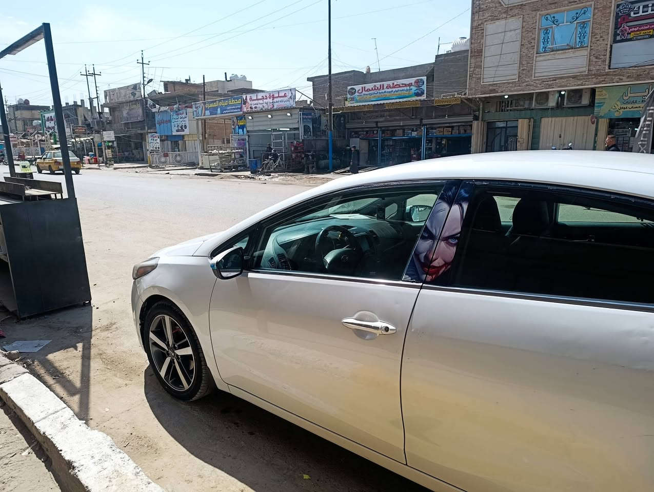 ​🚗 كيا فورتي 2018 - فول مواصفات (Top Clean) 🚗
لعشاق النظافة والمواصفات الكاملة، السيارة بحالة الوكالة وجاهزة للاستخدام الفوري:
​الموديل: 2018.
​المحرك: 2000 (GDI) - أداء قوي واقتصادي جداً.
​الحالة: بدون حادث (وارد أمريكي)، صبغ نص تكم فقط (أثر شخوط/تجميلي) وبيها بوارد مكانات بسيطه الكصه لبدايه فقط مال قماره يعني الحافه فقط  والبنيد ربع منه صفحه اليسره كد شبر البقيه كفاله عامه لغود شواصي دواخل ايرباكات كله بحاله الوكاله 
​✨ المواصفات والكماليات:
​المقاعد: كشنات جلد فاخرة رصاصي وداخل لونين تبريد شاشه بيانو وقطعتين تبريد بصمه ابواب لدات ابواب .
​نظام الراحة: تدفئة بالكشنات الأمامية.
​التبريد: تبريد قطعتين (أمامي وخلفي) ثلج.
​التحكم: تحكم ستيرن جهتين كامل (فول)، مثبت سرعة (Cruise Control).
​الشاشة: شاشة أصلية كبيرة تدعم Apple CarPlay و Android Auto.
​الكاميرا: كاميرا خلفية دوارة مع خطوط مساعدة للركن.
​الأنظمة الذكية: نظام النقاط العمياء (Blind Spot) بالمرايا الجانبية.
​أنظمة القيادة: 3 وضعيات قيادة (Drive Mode: Sport, Eco, Normal).
​السلامة: رادار جانبي، مانع انزلاق، نظام ABS.
​الإضاءة: ليدات أمامية نهارية مميزة، وإنارة ترحيبية.
​الإطارات: ويل كب (جنوط) قياس 16 أو 17 الأصلي.
​💎 السيارة بحالة ممتازة، داخلية نظيفة جداً، وما تحتاج أي مصاريف إدامة.
​📍 العنوان: [بغداد الكريعات ]
💰 السعر: [السعر١٢٠] (بيها مجال بسيط للشراي)
📞 للتواصل: [***********]
​ملاحظة للمصداقية:
​بما إن السيارة وارد أمريكي وبدون حادث ليحب ادزله رقم شاصي
