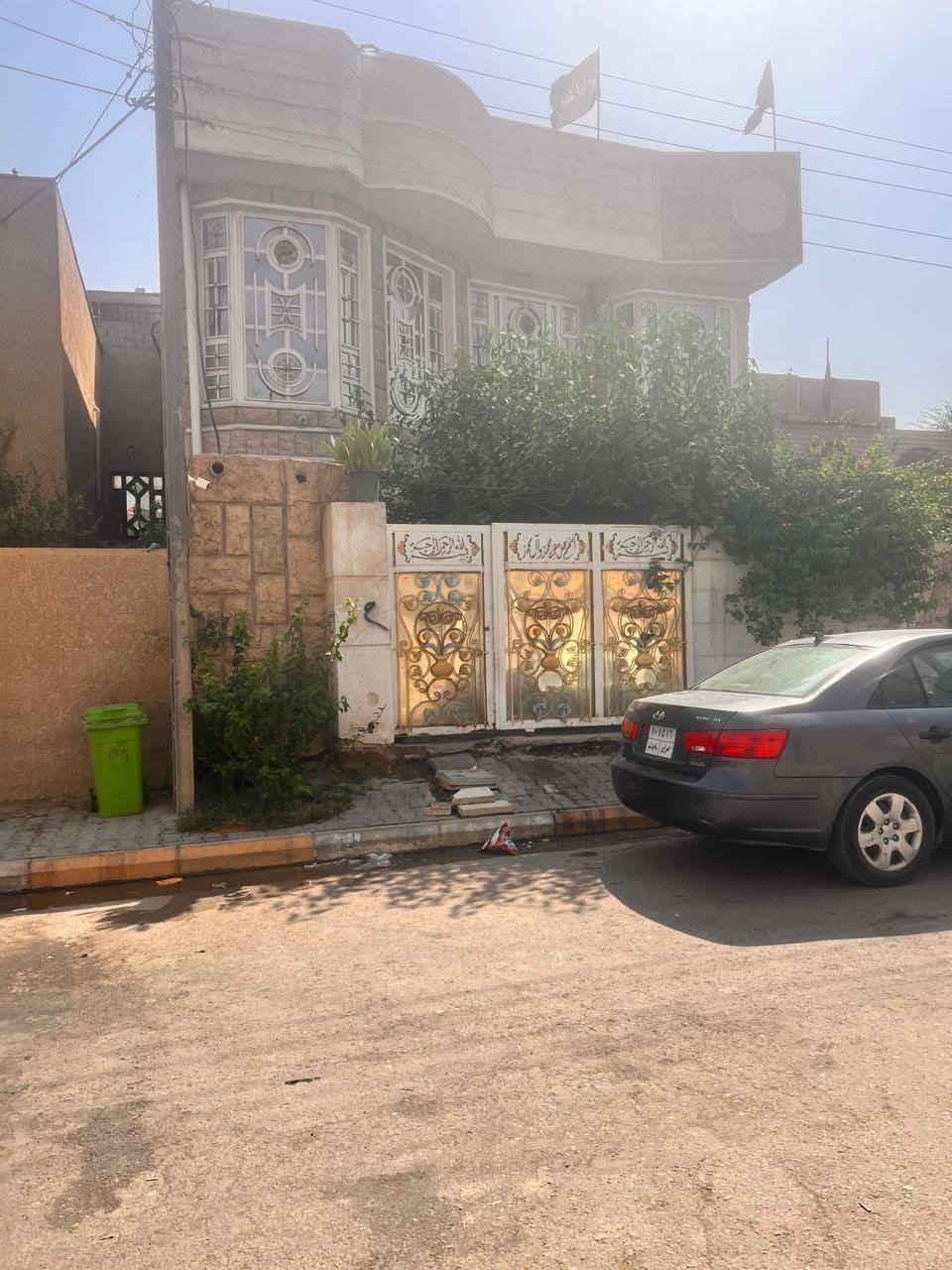 دار سكن طابقين مساحه 200م منطقة الحي العسكري يحتوي علئ ستت غرف نوم غرفتين في الطابق الاول واربع غرف في الطابق الثاني مع صالتين في الطابق الاول والثاني واستقبال ومطبخ وصحيات وحديقه وطارمه البناء من الطابوق والسقف صب كونكريت الارضيه كرانيت سنة البناء 2015 السند باسمي  موبايل 📱 ***********
***********
