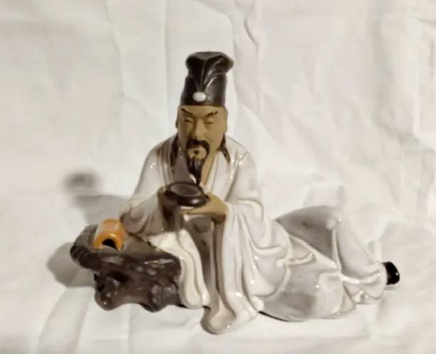 تمثال صيني قديم من الخزف الملون والمصنوع يدويآ يصور شخصيه تجلس وتشرب الشاي من حقب زمنيه قديمه مثل الستينيات يتميز بطلاء زجاجي وتفاصيل دقيقه في الوجه والملابس قياس 17 سم أرتفاع 13 سم ضرر بسيط في الإصبع سعر 15


**إذا كنت صاحب هذا الإعلان وتريد حذفه لأي سبب، رجاءا أرسل رسالة إلى الدعم الفني**