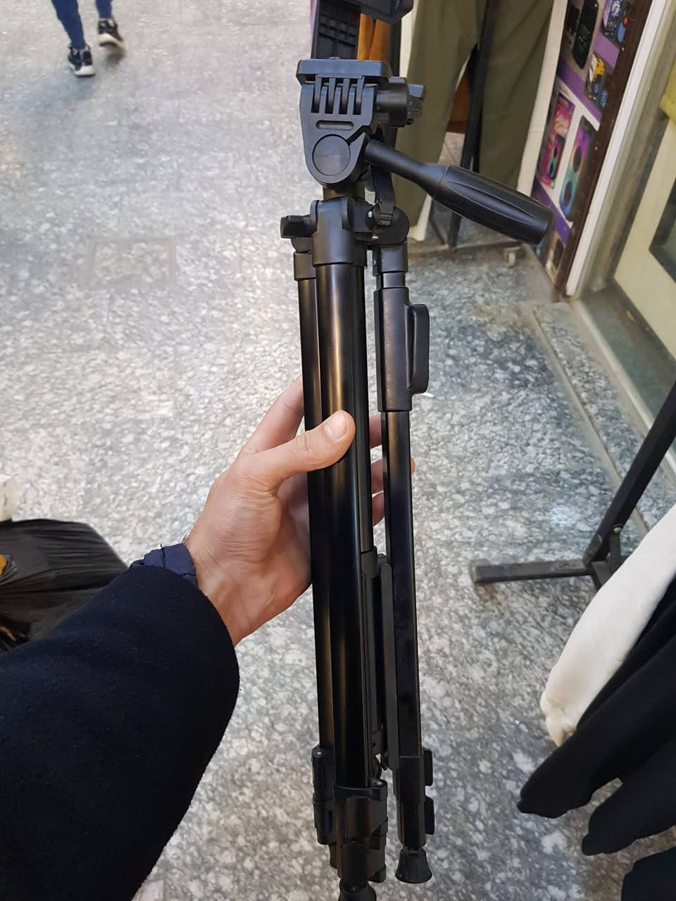 📱 حامل موبايل للتصوير (Tripod) بحالة ممتازة
المميزات:
• مناسب لتصوير الفيديو والصور والبث المباشر.
• قابل لتعديل الارتفاع (تقصير وتطويل الأرجل).
• رأس متحرك يلف يمين ويسار وفوق وتحت لزوايا تصوير مختلفة.
• حامل خاص للموبايل يثبت الهاتف بإحكام.
• يحتوي على ميزان ماء لضبط الكاميرا بشكل مستقيم.
• خفيف الوزن وسهل الحمل والتنقل.
• قابل للطي والتخزين بسهولة.
• مناسب لليوتيوب، التيك توك، والتصوير العادي.
💰 السعر: 30,000 الف دينار عراقي وبيه مجال⚠️


**إذا كنت صاحب هذا الإعلان وتريد حذفه لأي سبب، رجاءا أرسل رسالة إلى الدعم الفني**