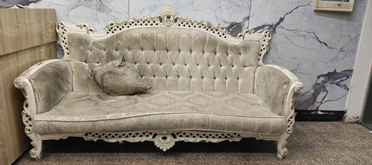 سلام عليكم ميز للبيع مثل مموضح بصوره 
تخم للبيع 
الاستفسار خاص  او   ***********/***********
